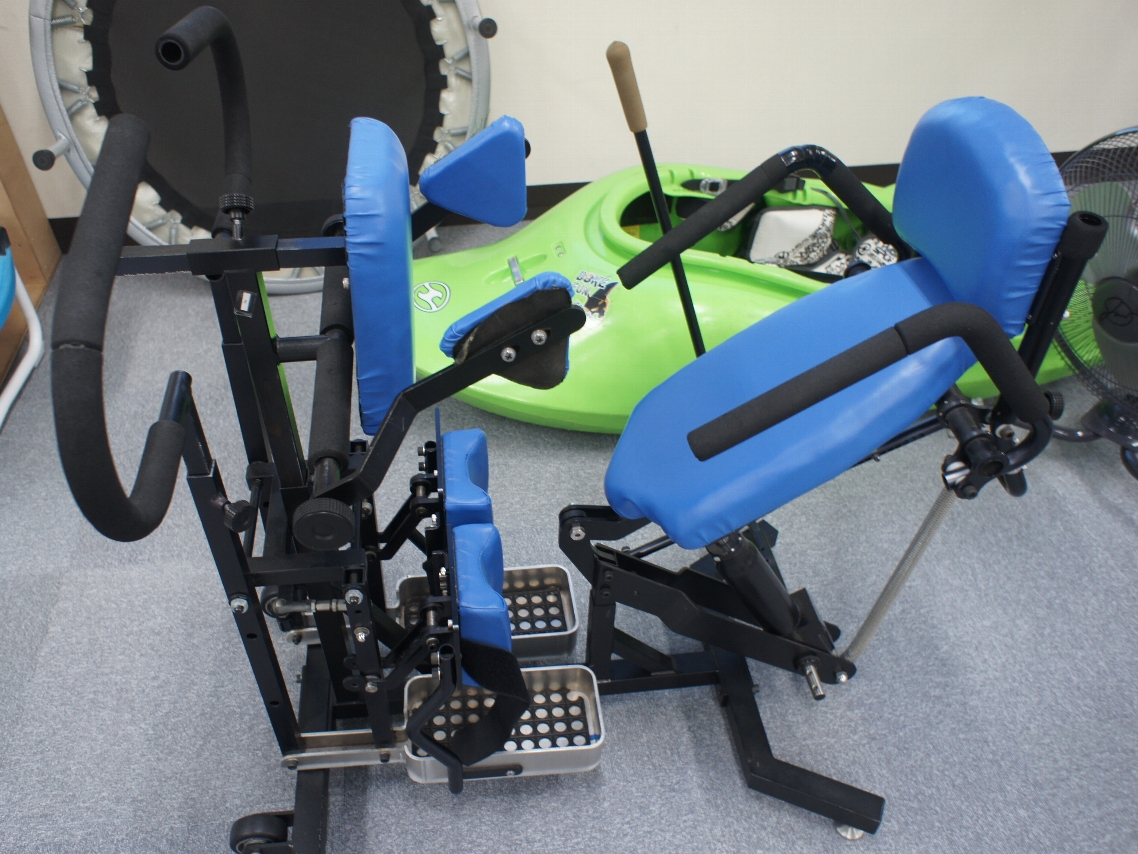 脊髄損傷者専門トレーニングジムJ-Workoutのマシン　スタンディングフレームの写真