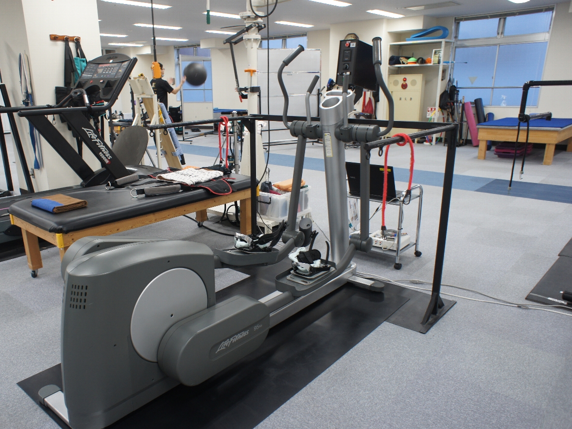 脊髄損傷者専門トレーニングジムJ-Workoutのマシンの写真