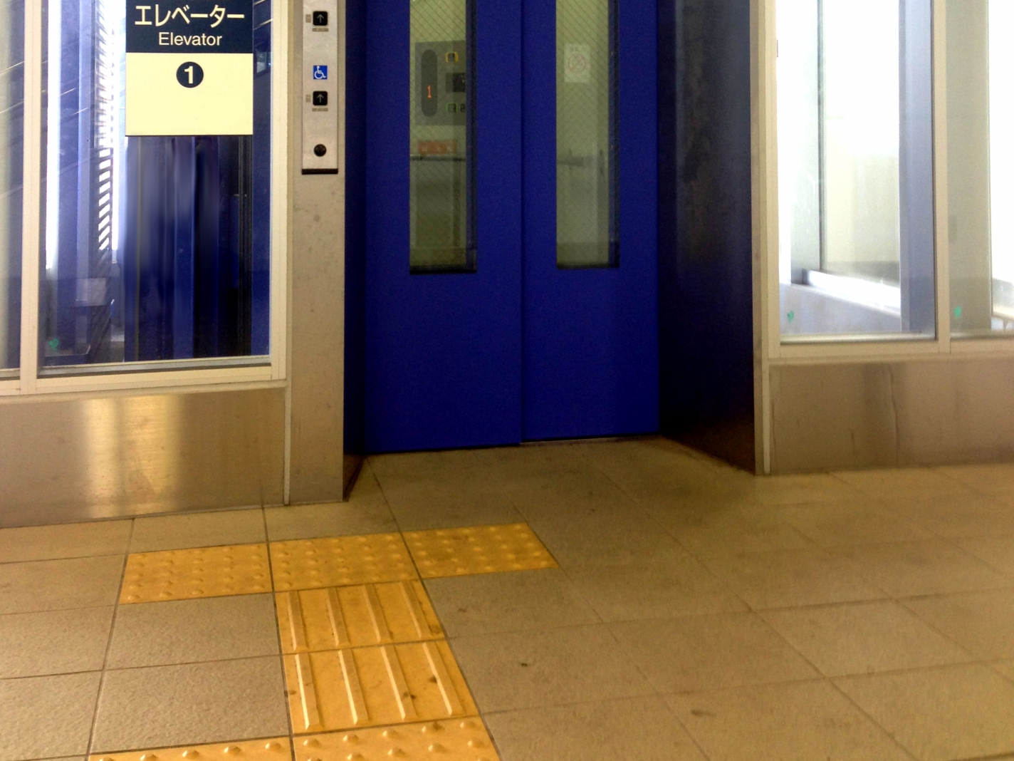 点字ブロックがエレベーターに設置されている事例