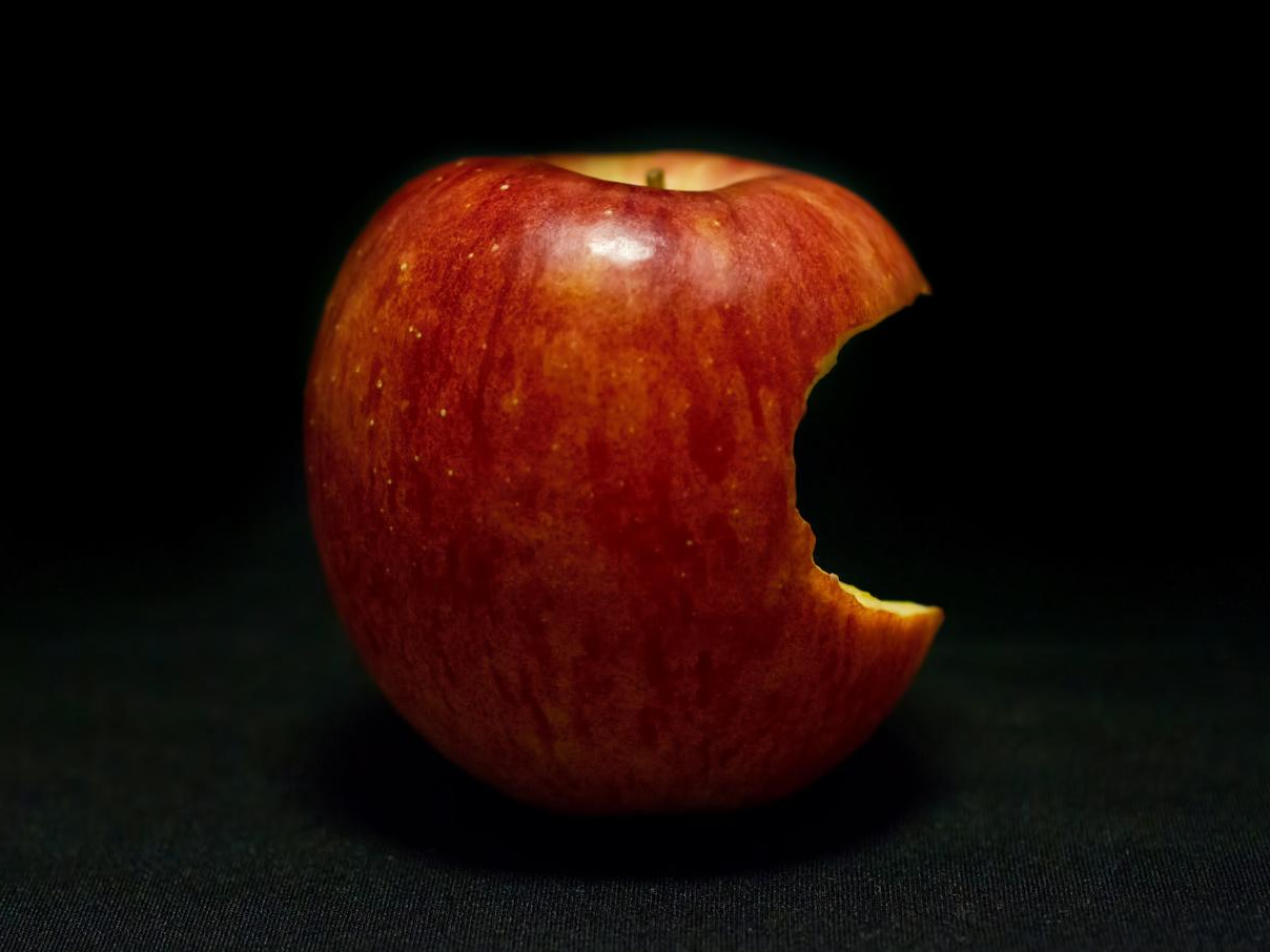 アップルコンピュータを想起させるかじりかけのりんご