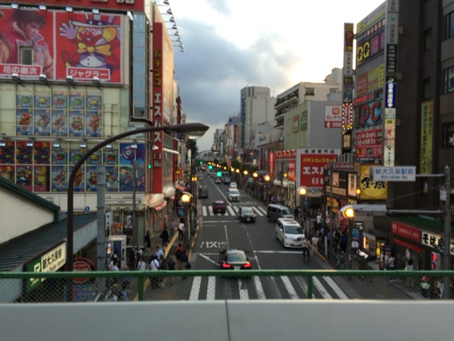 新大久保駅のホームからの風景写真