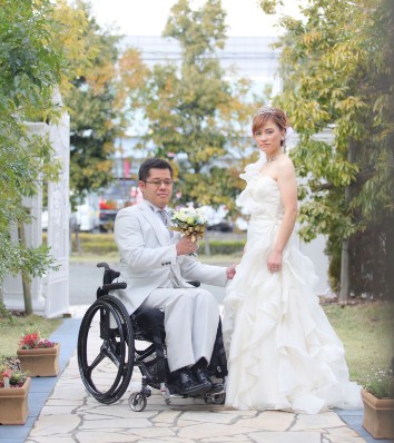 車椅子の方の結婚式の写真
