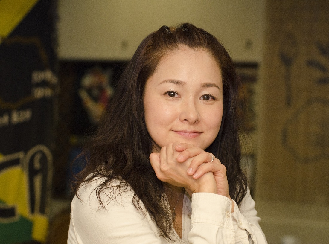 ろう者のリアルな姿を知って欲しい」—女優・忍足亜希子さん