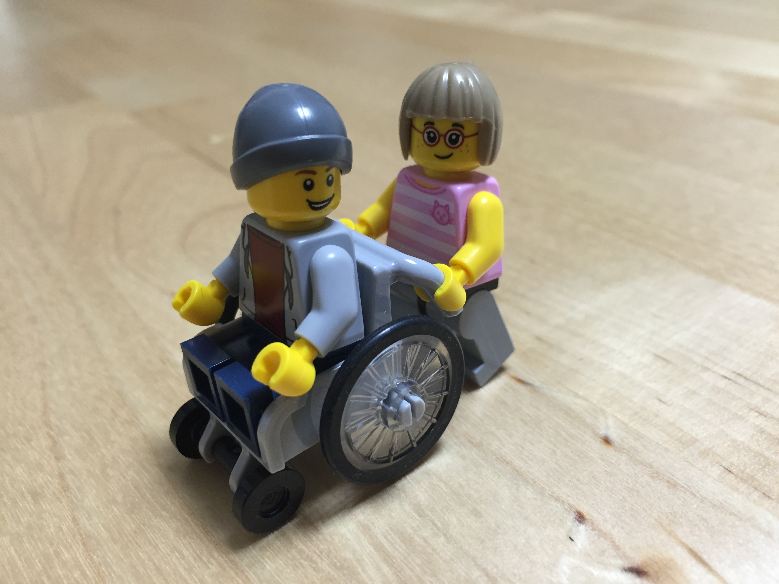 LEGO CITYシリーズレゴ シティ 60134 　車椅子のレゴフィギュアへ介助する人が押すイメージ