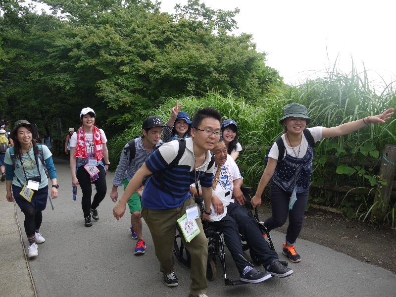 山頂まで急な上り坂の写真