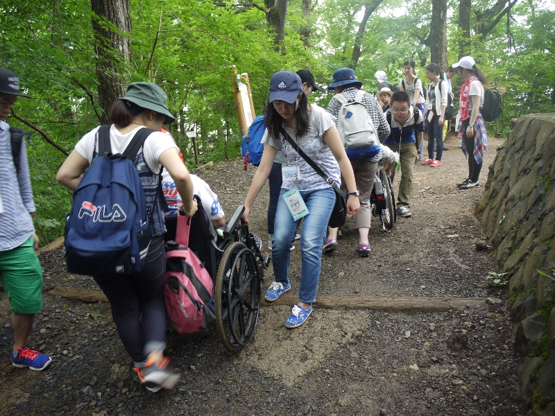 登山道も舗装されてない道の写真