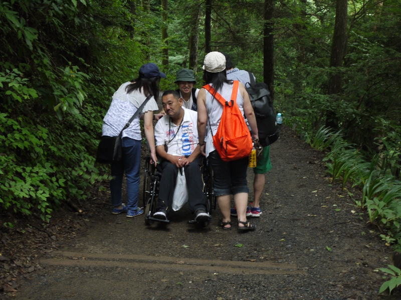 登山道も舗装されてない道の写真