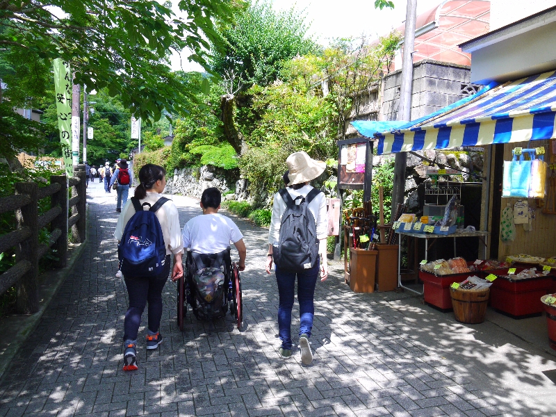 高尾山口駅から高尾山の麓までの道のりの写真