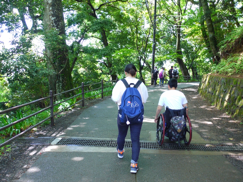 高尾山駅からの舗装された登山道の写真