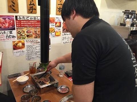 お肉を代わりに焼いてくれる店長吉沢さん