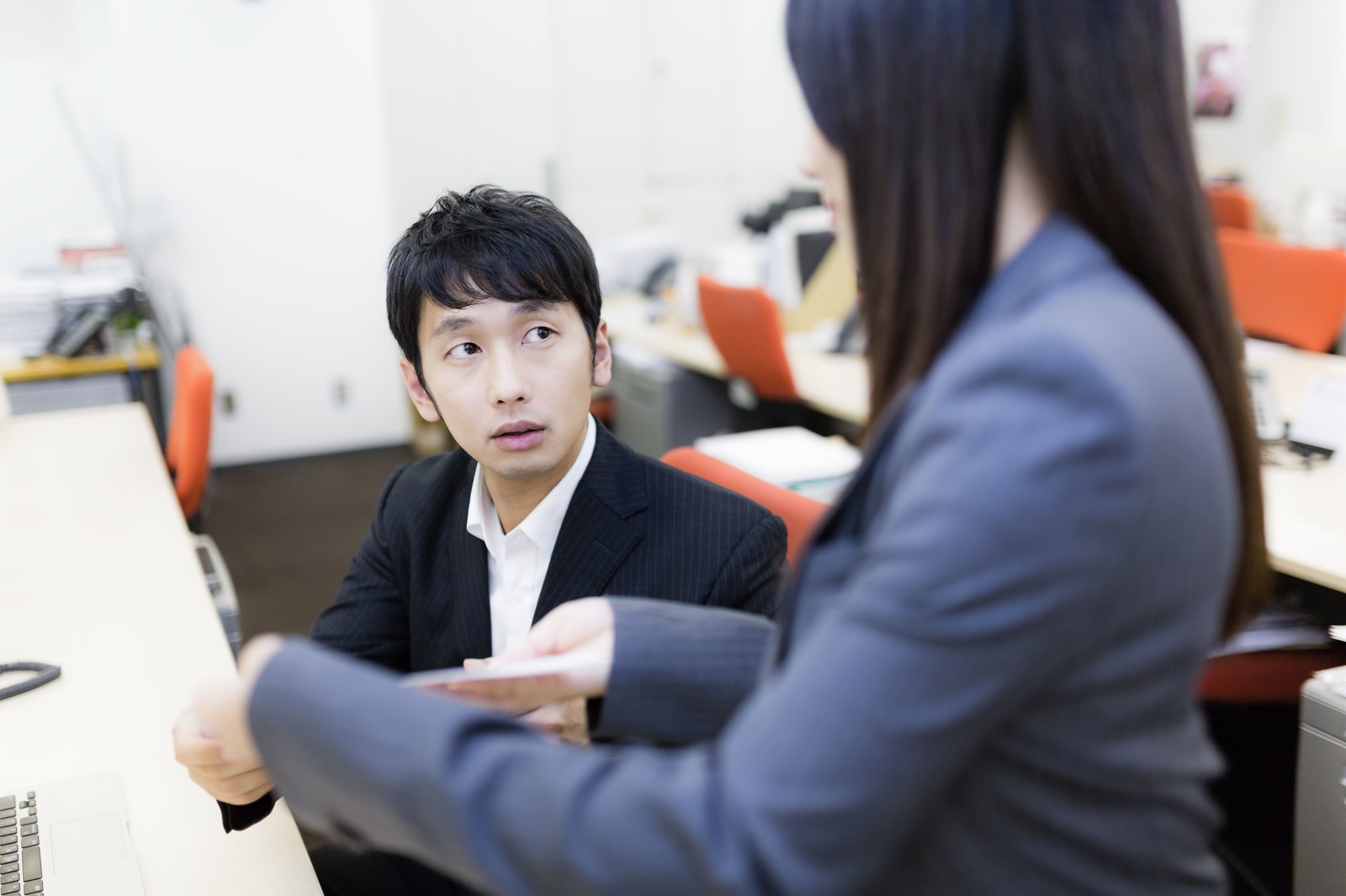 スーツを着ているメンバーと語り合っているイメージ