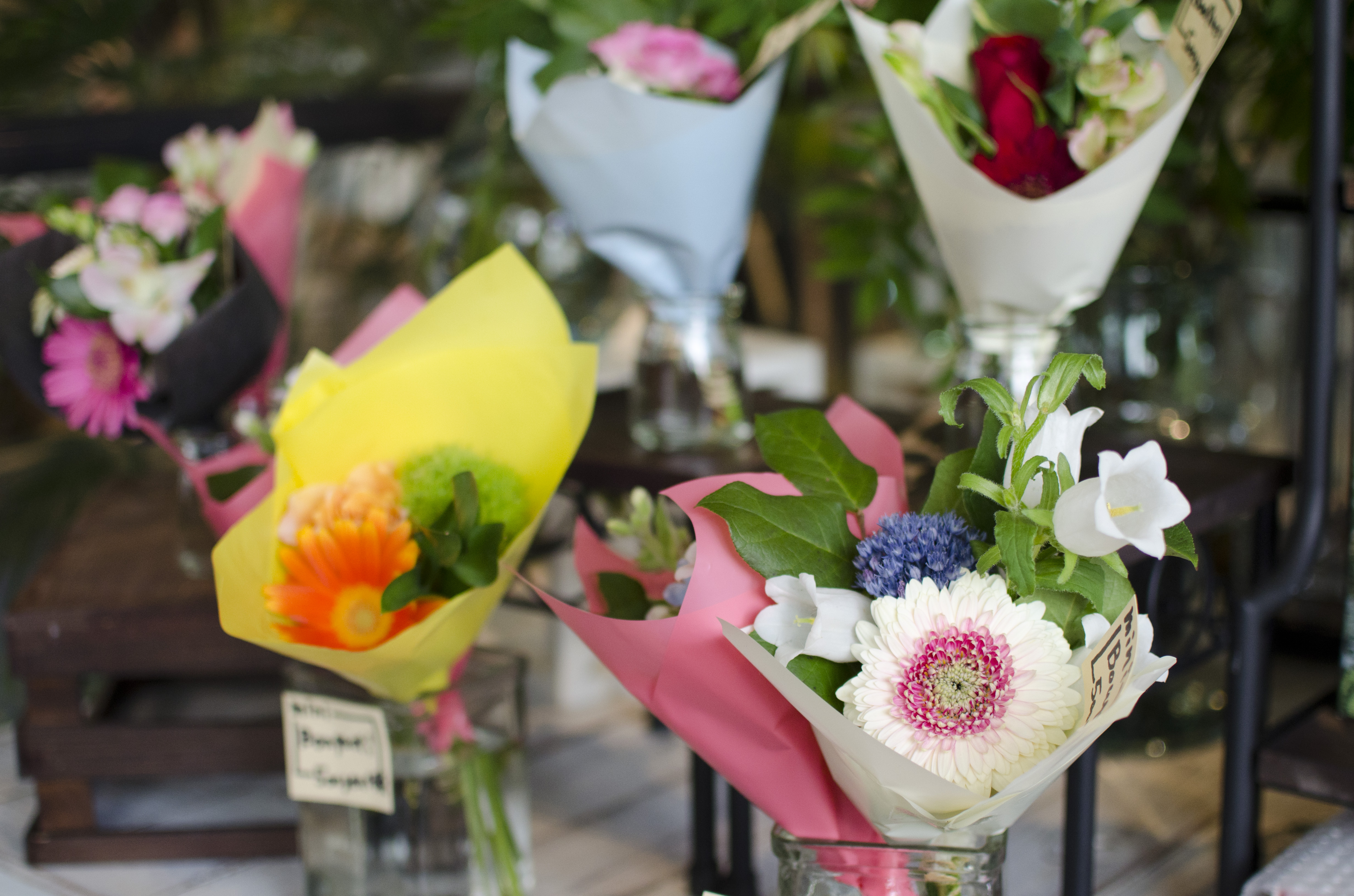 障がい者が働くお花屋さん＆カフェ・ローランズ　店内のお花・ギフトのイメージ画像