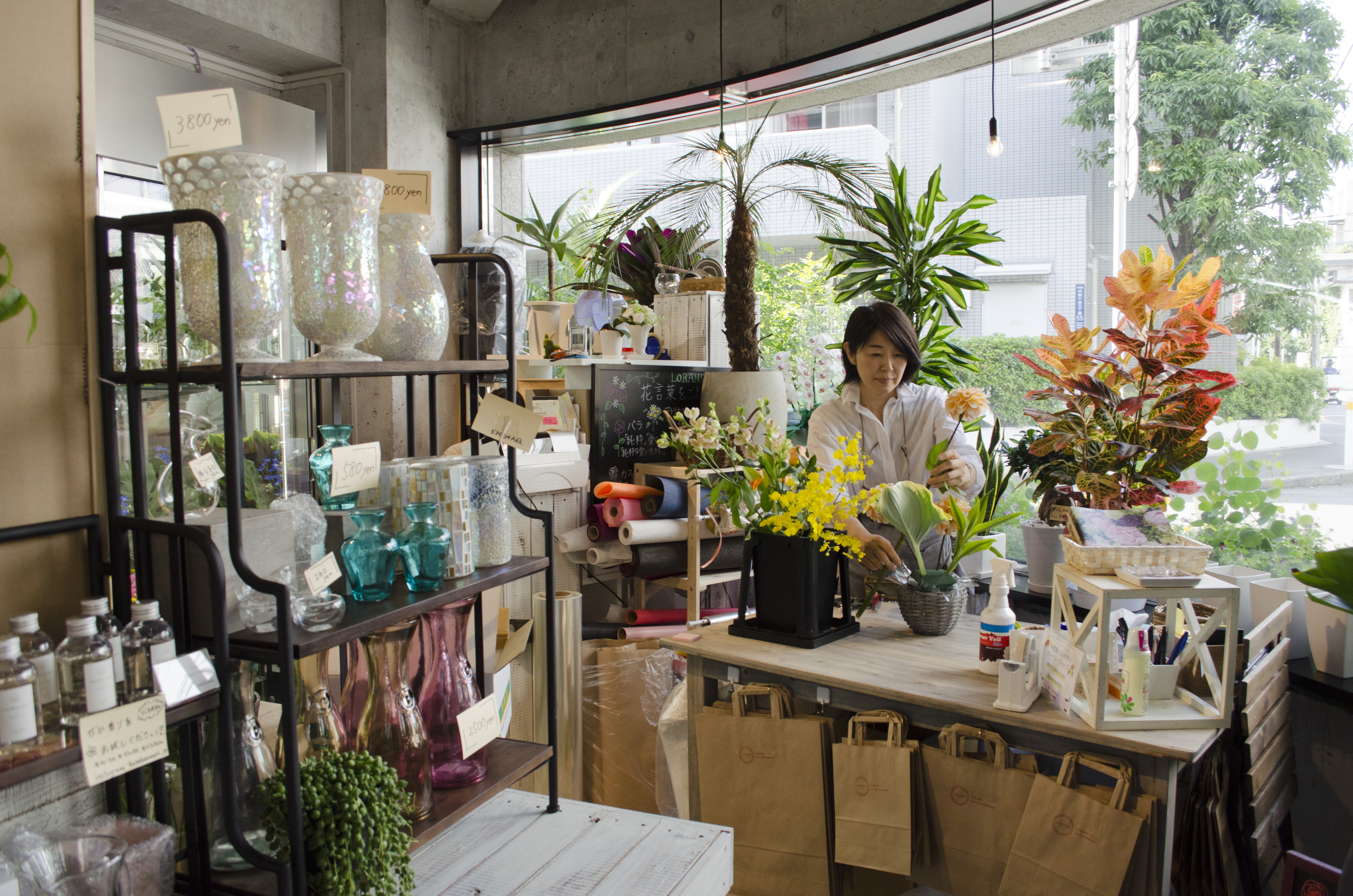 障がい者が働くお花屋さん＆カフェ・ローランズ　店内のイメージ画像