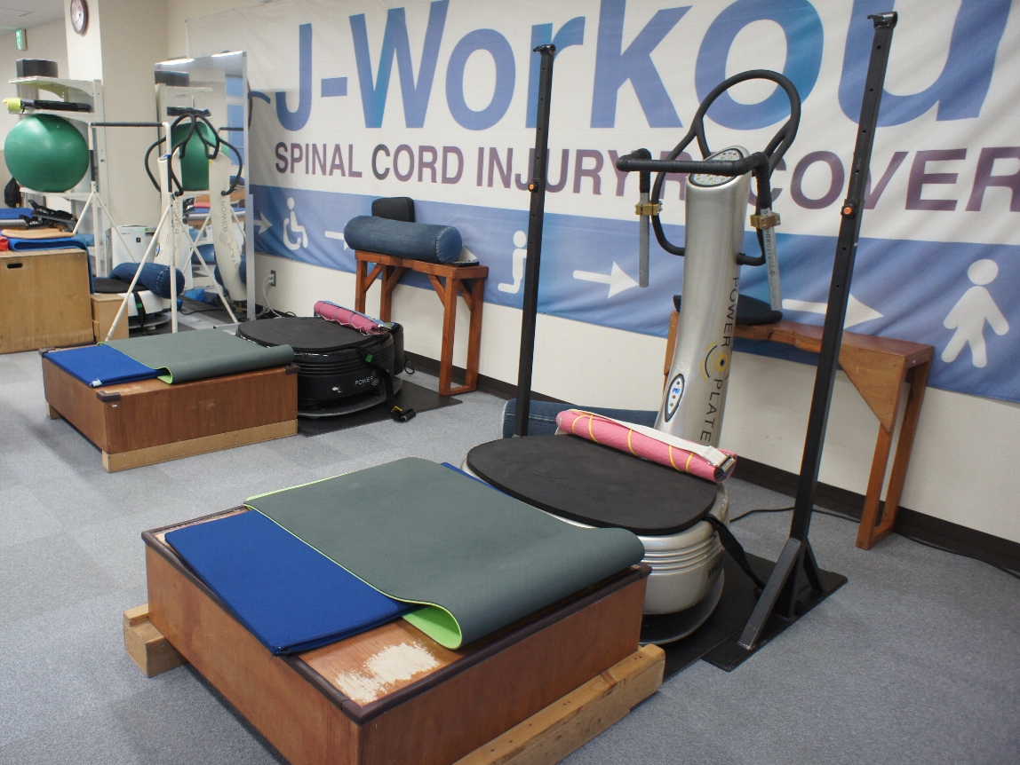 脊髄損傷者専門トレーニングジムJ-Workoutのマシン　パワープレートの写真