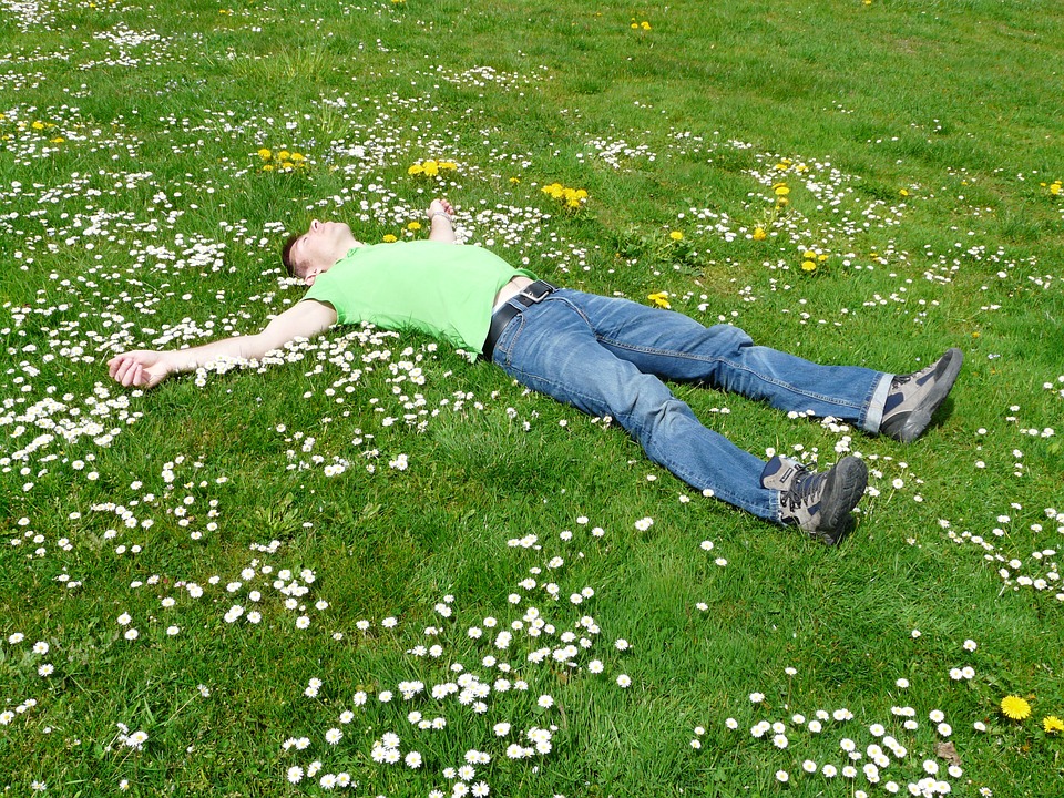 花畑で寝そべる男性