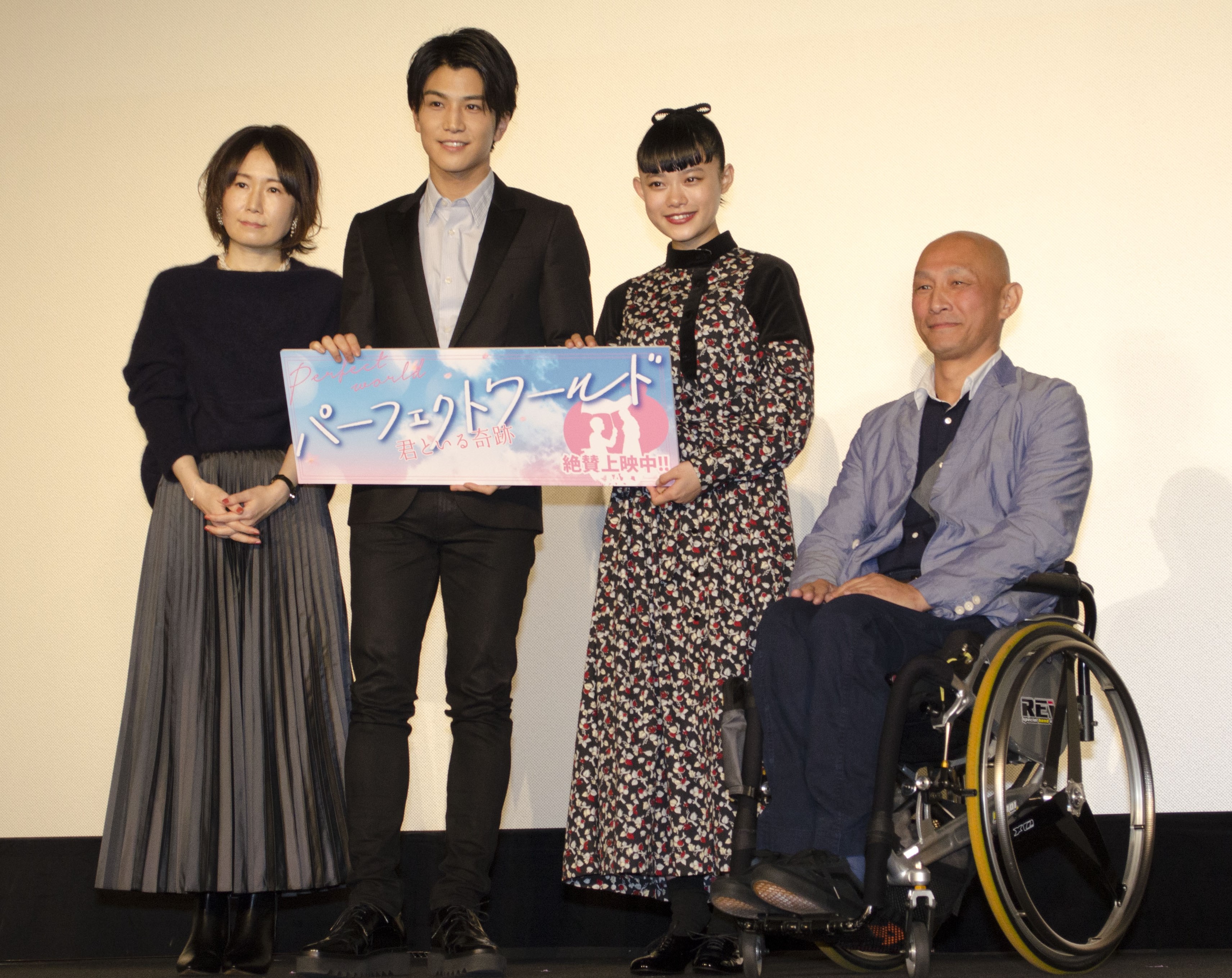 主演の岩田さん、杉咲さん、原作者の有賀リエ先生、主人公のモチーフとなった車椅子の建築士・阿部一雄さんによる舞台挨拶の様子