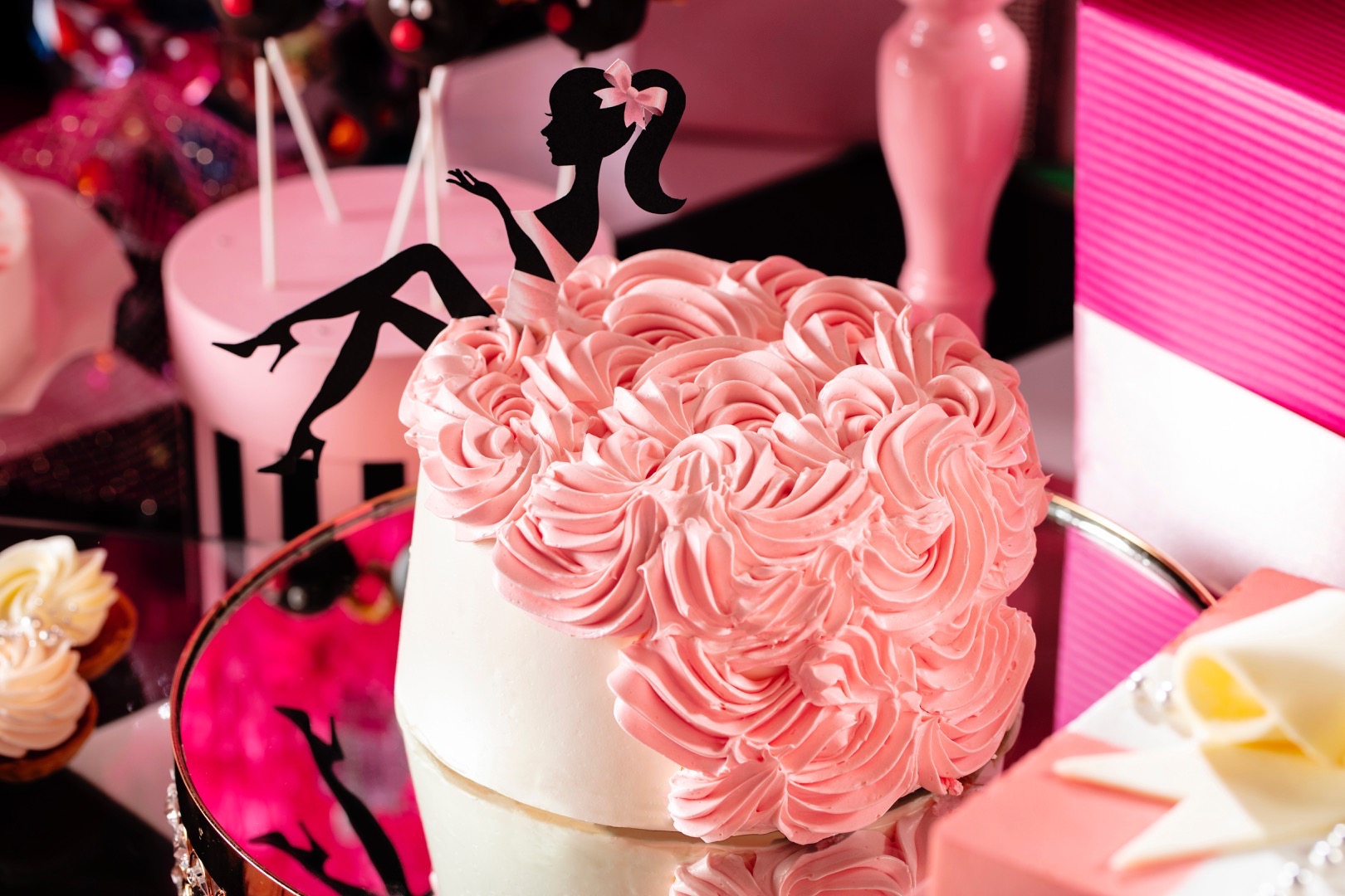 ロマンティックな花嫁のように-ピンクドレスのストロベリーシフォンケーキ