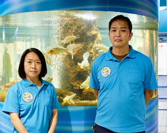 今回話を伺ったさいたま水族で館管理運営課長を務める川村幸恵さん（写真左）と飼育課の藤嶋　浩義さん（写真右）