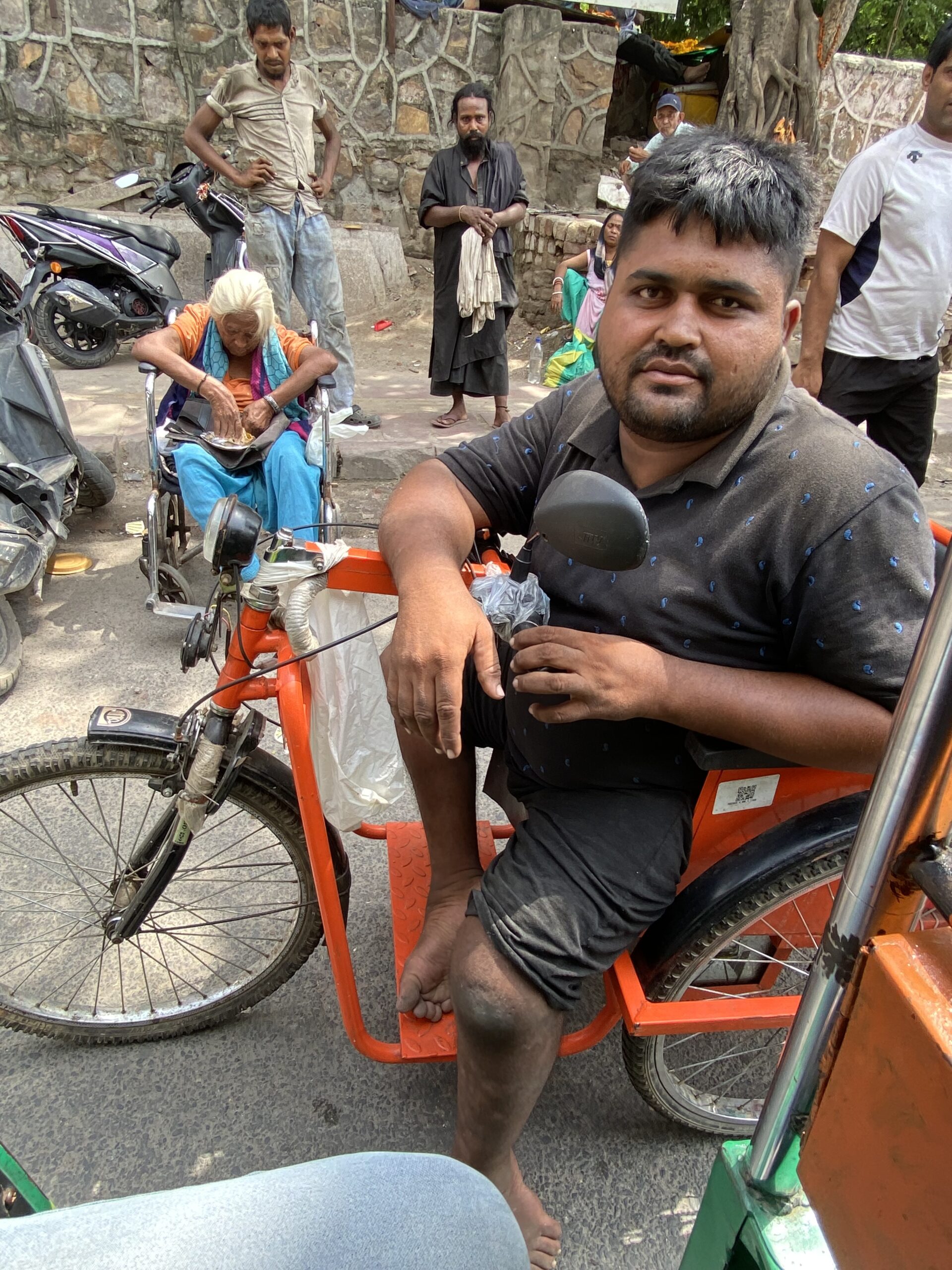 足を悪くした男性。この3輪車で普段移動しているらしい