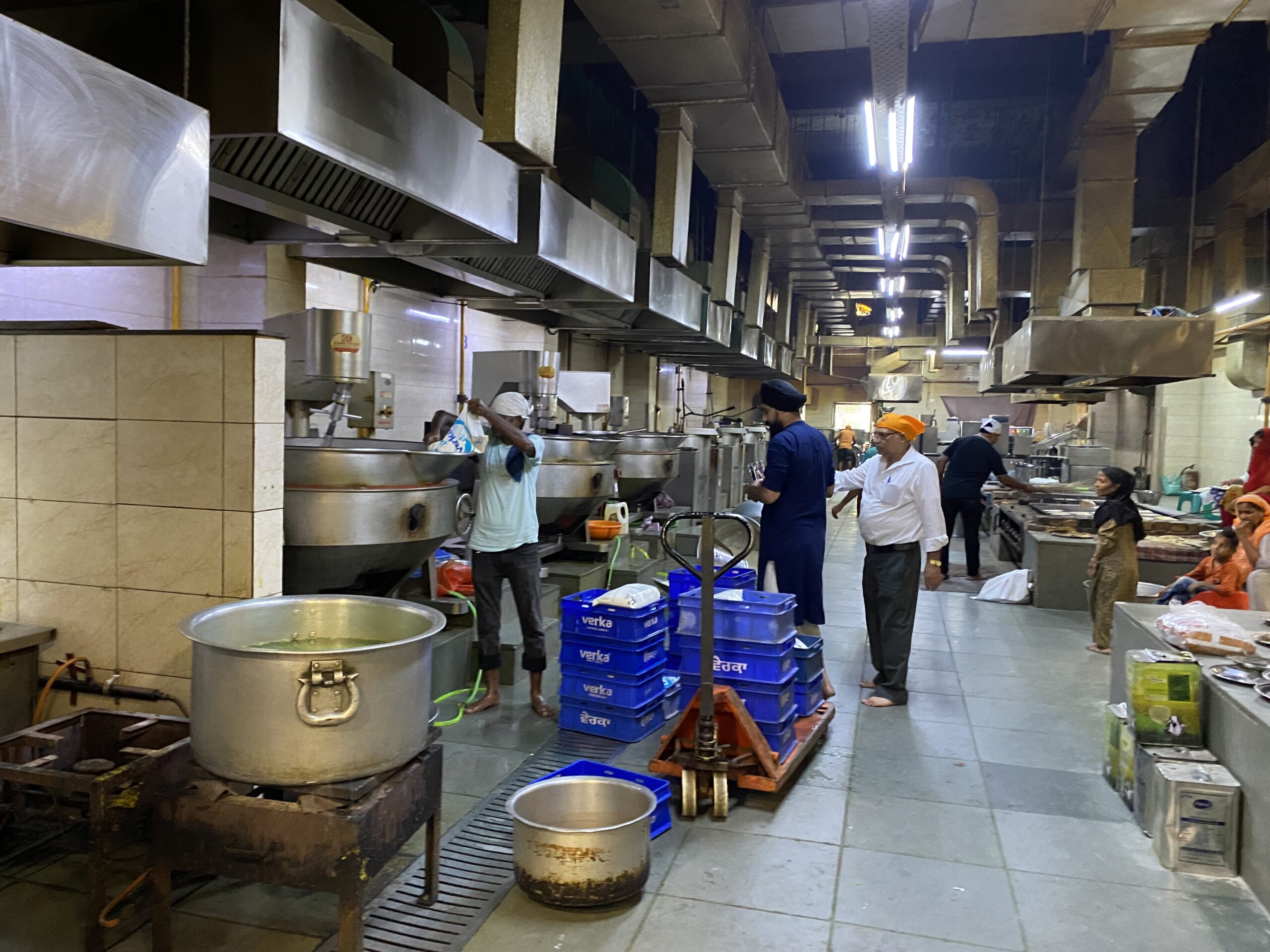 配給食を作っている食堂の風景②