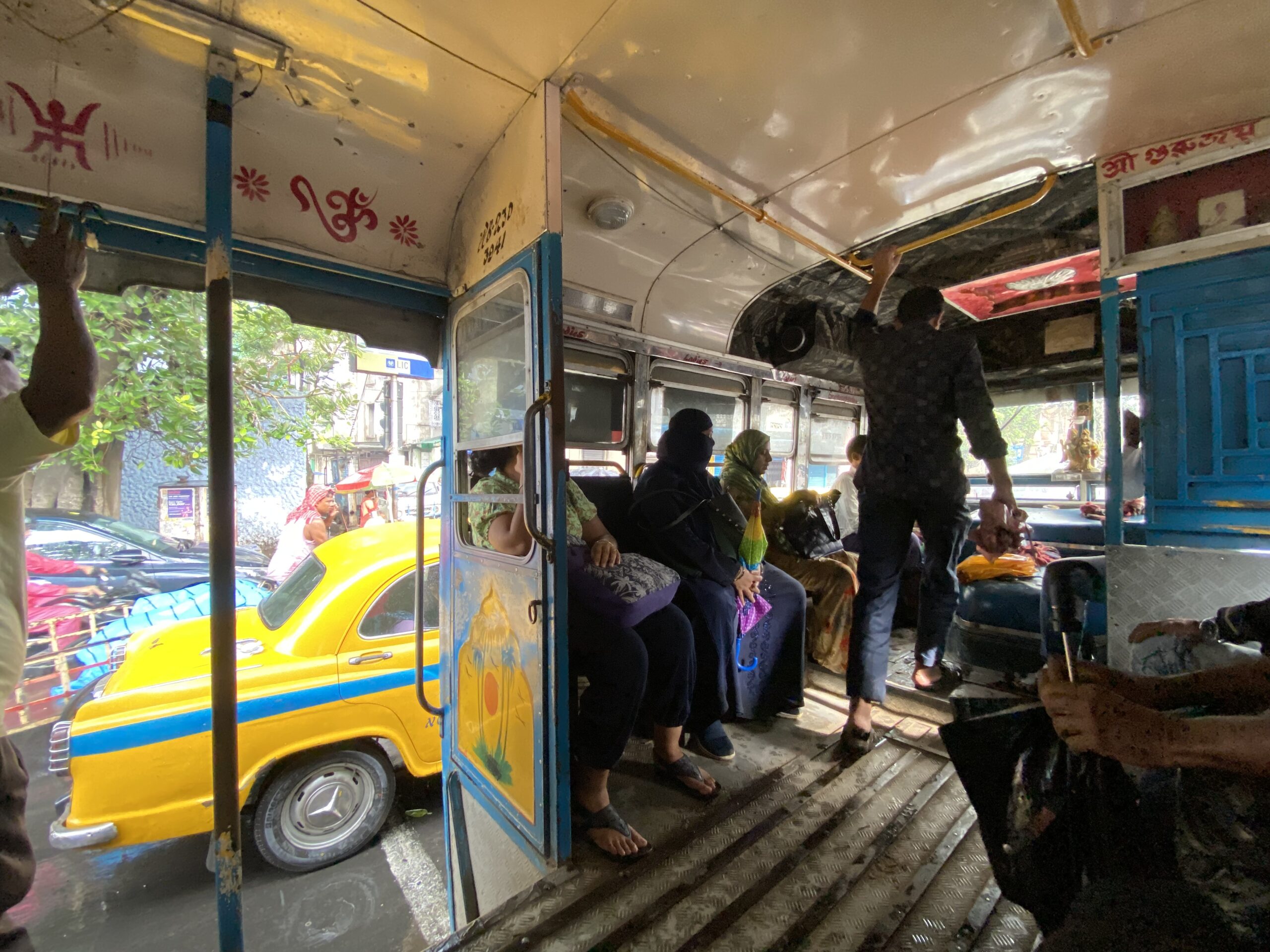 インドのバスは乗務員に声をかければバス停でなくてもどこでも乗り降りできる。