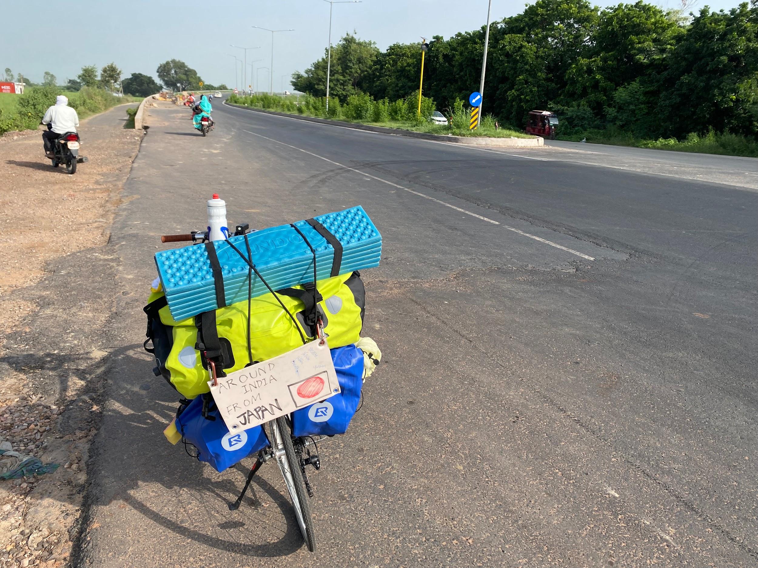 ハイウェイを走る車のほとんどは、バイクか大型トラック