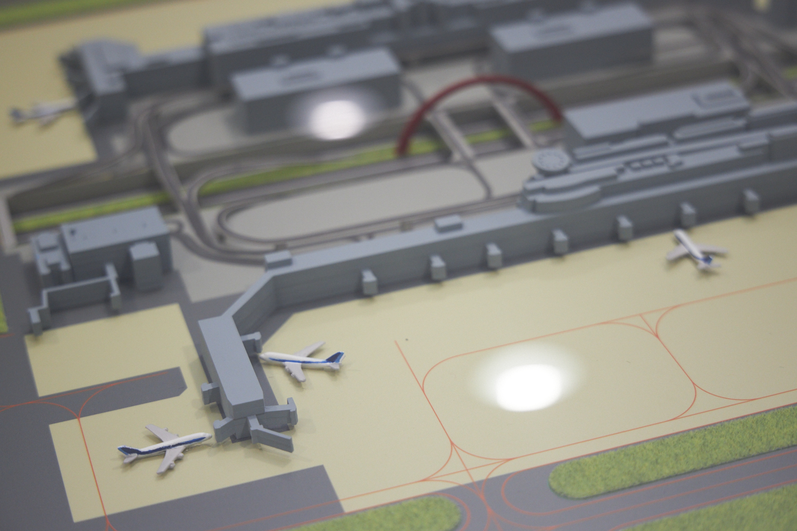 ANAグループの総合受付にある空港の模型。