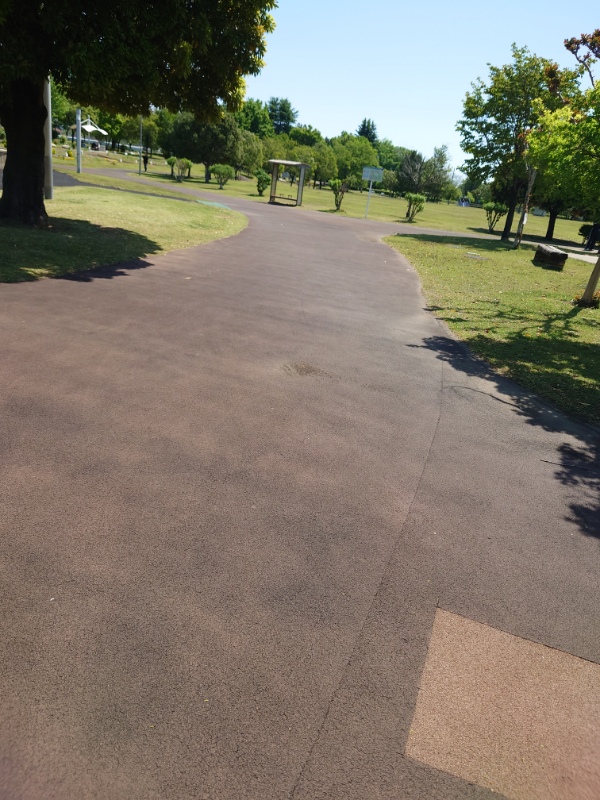 バリアフリーに配慮された公園を選べば、安心して娘と遊べます
