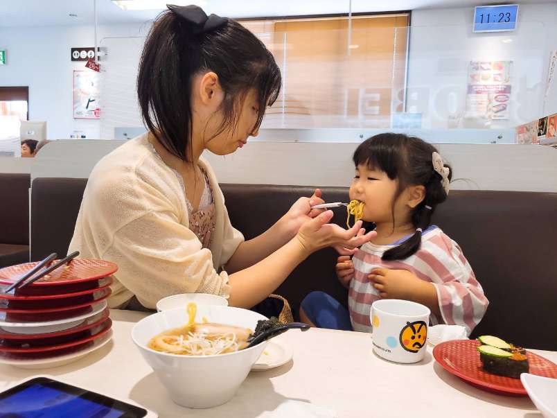 外出先での食事も、娘との大切な時間。一つひとつの瞬間を大切にしています