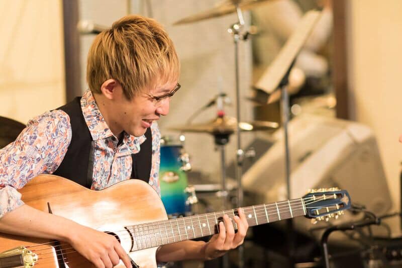 フレンチジャズギタリストの青鹿賢一さん。セルフ透析を続けながら全国でライブ活動を行っている