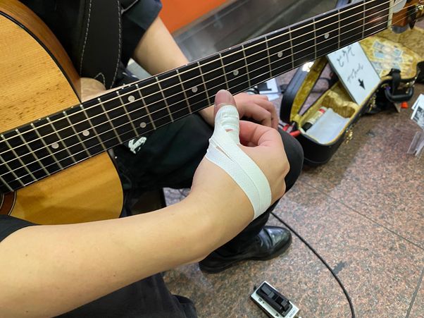 親指はテーピングで固定して、工夫している。