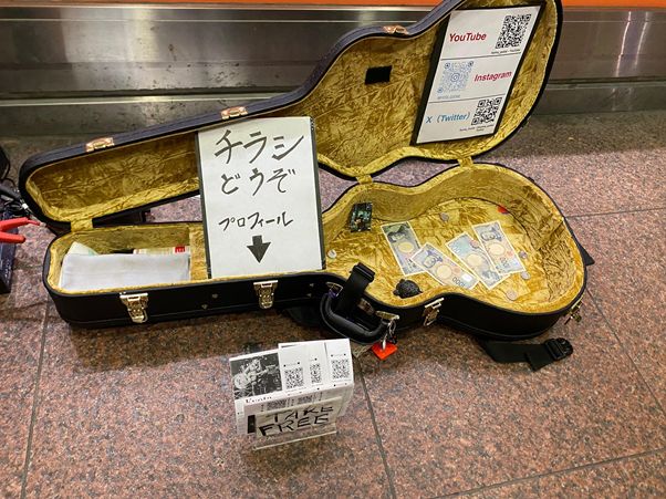 チラシには簡単なプロフィールと、SNSのQRコードが載っている。