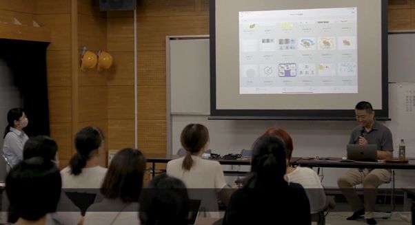 DropTalkの講習会で、生成AIの活用方法について解説する木下さん