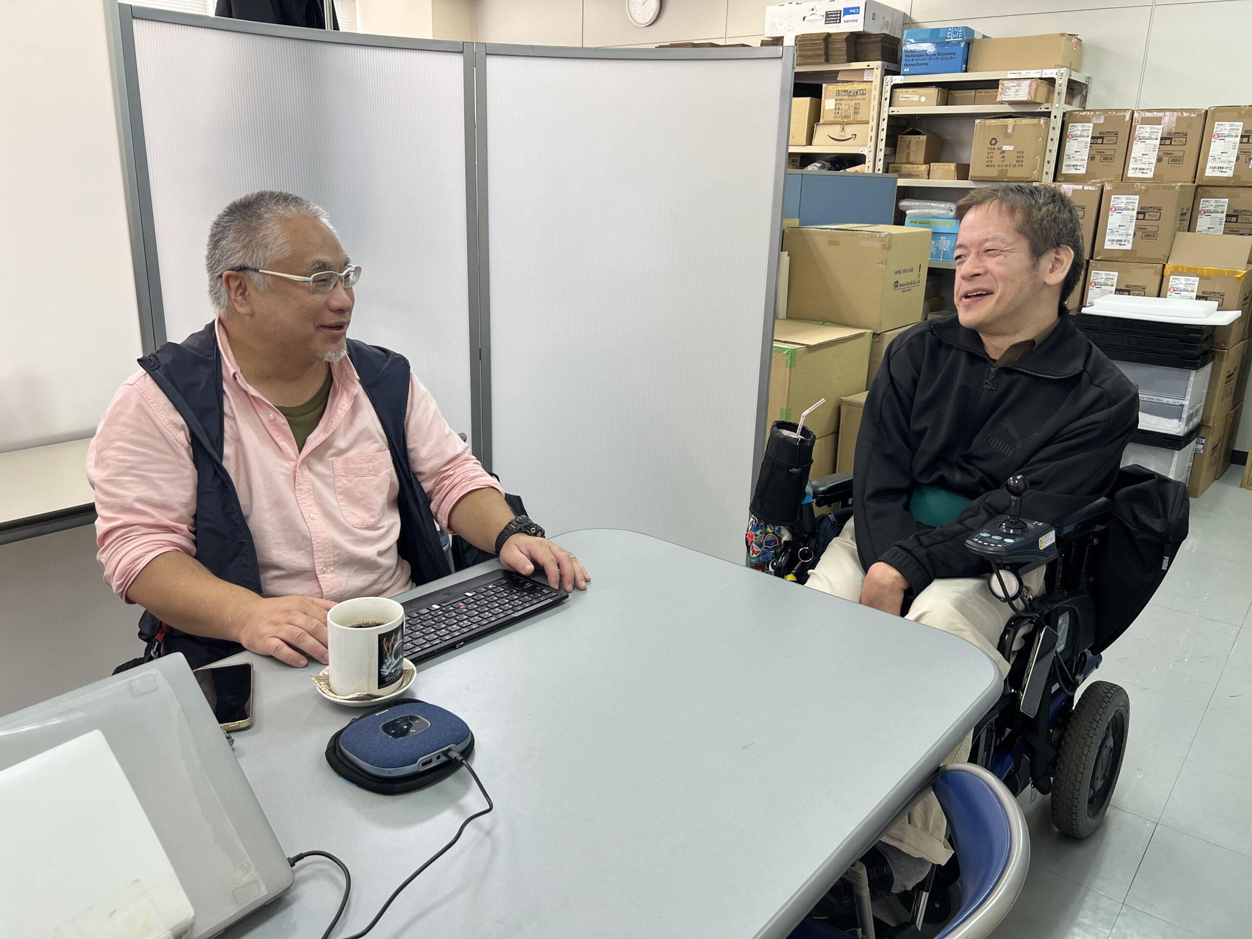 社員と談笑する本間さん