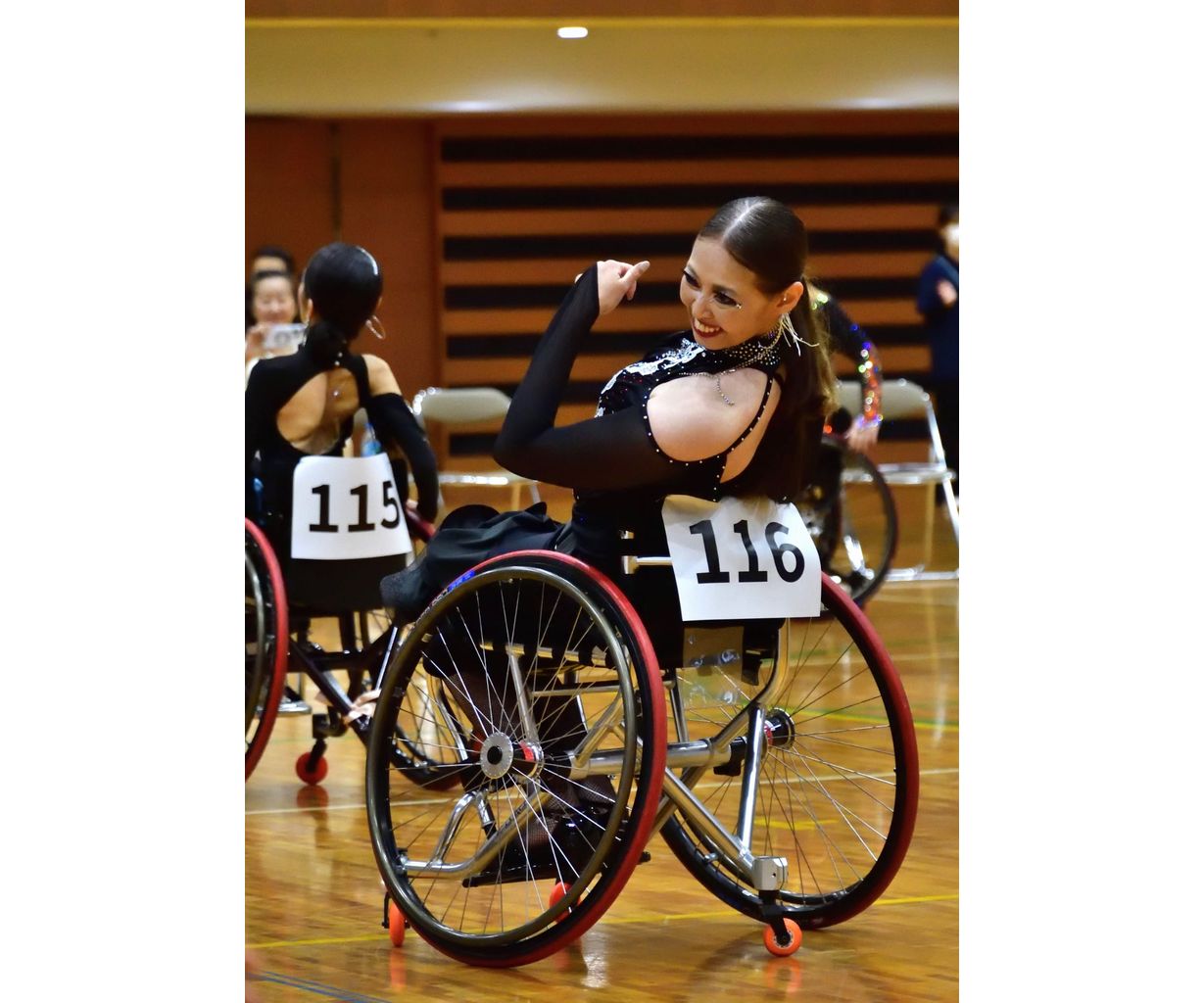 優雅で情熱的なパラダンスの演技。小学生から18歳までバレエで培った表現力を競技に活かす