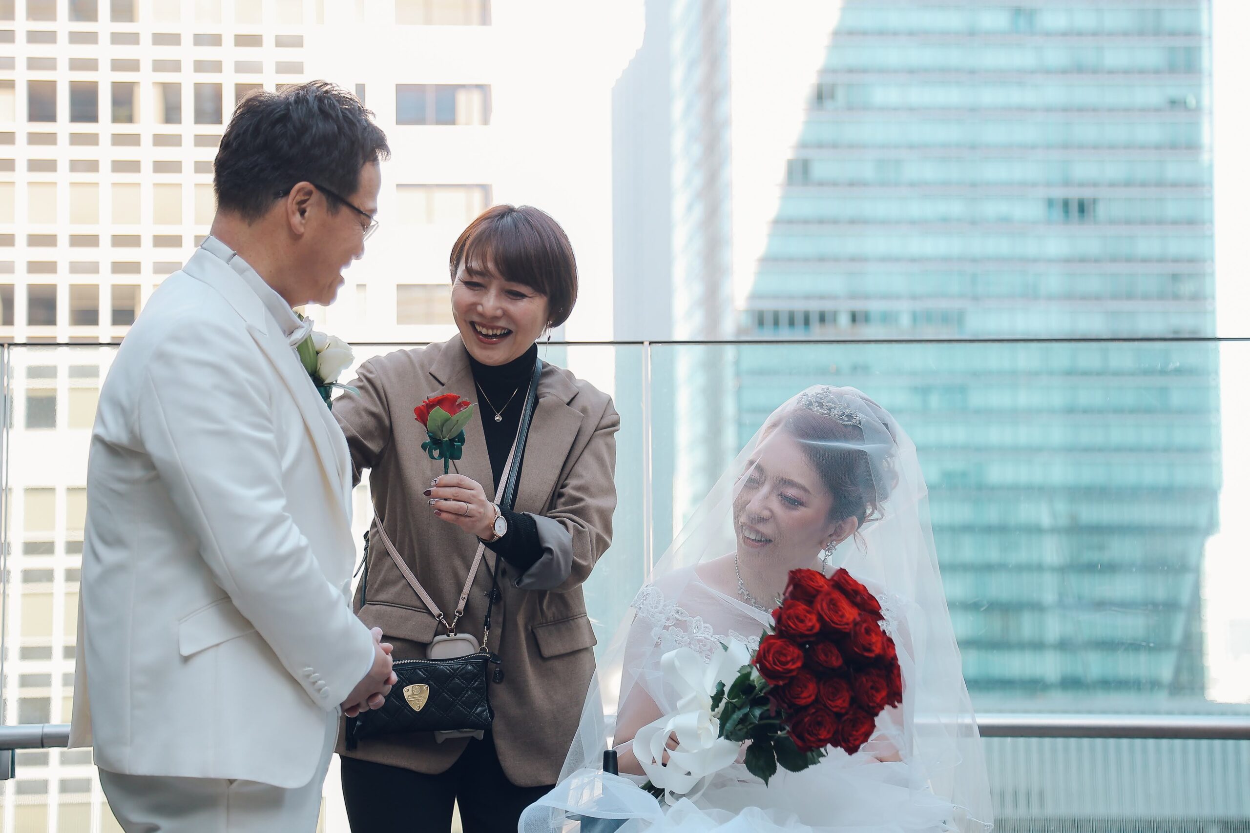 微笑ましい新郎新婦に笑顔の岩田さん