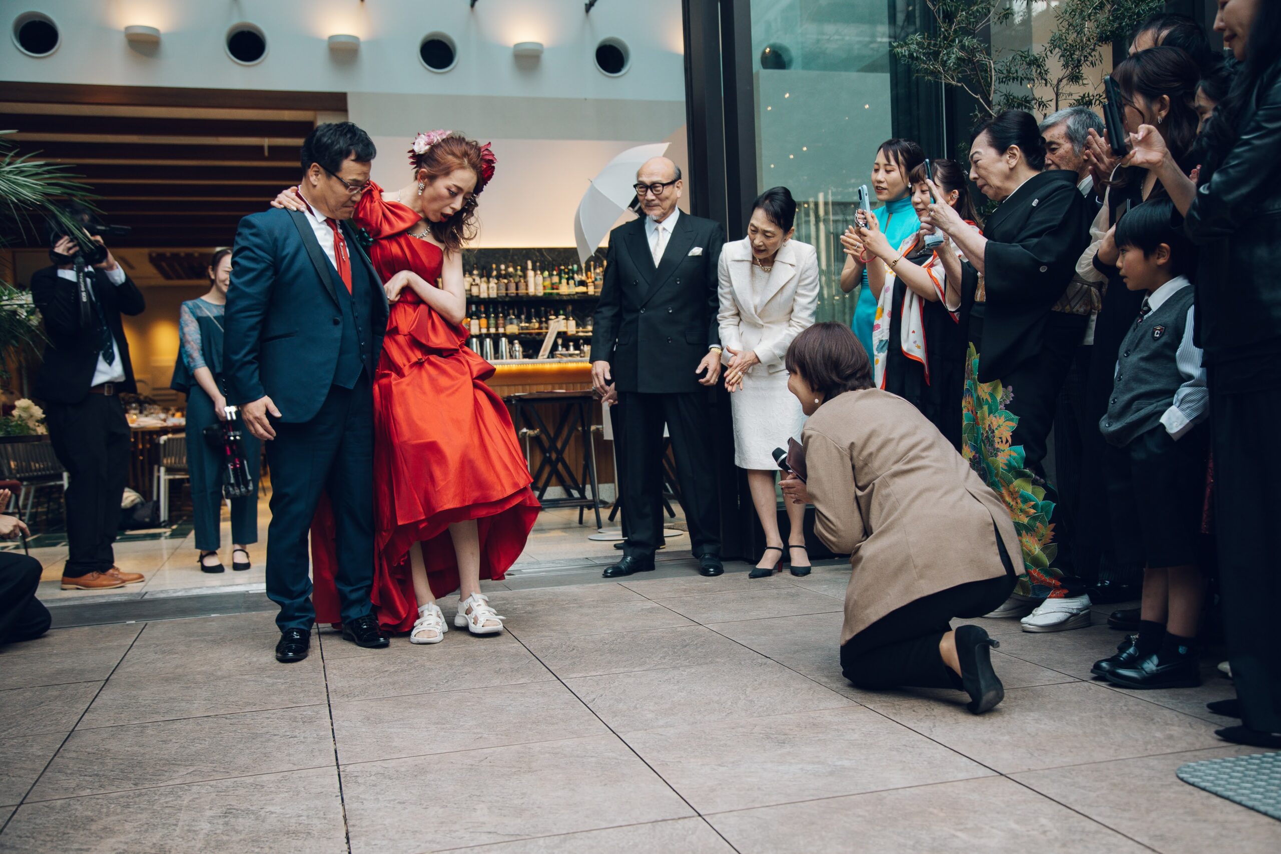 装具なしで歩く友美さん。大勢のゲストが見守る中、3メートルの距離に挑戦