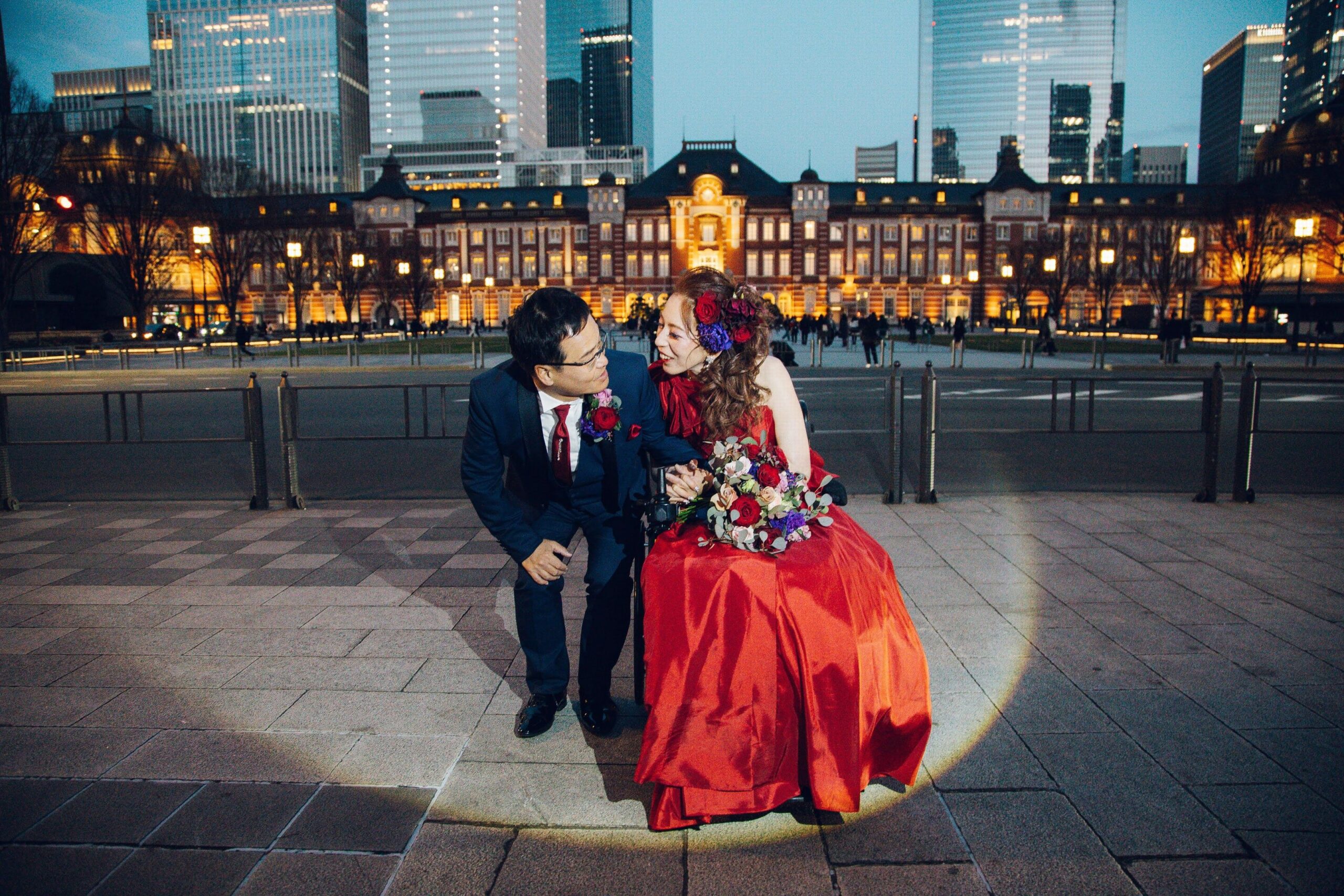 赤レンガをバックに。夢のような一日が暮れていく