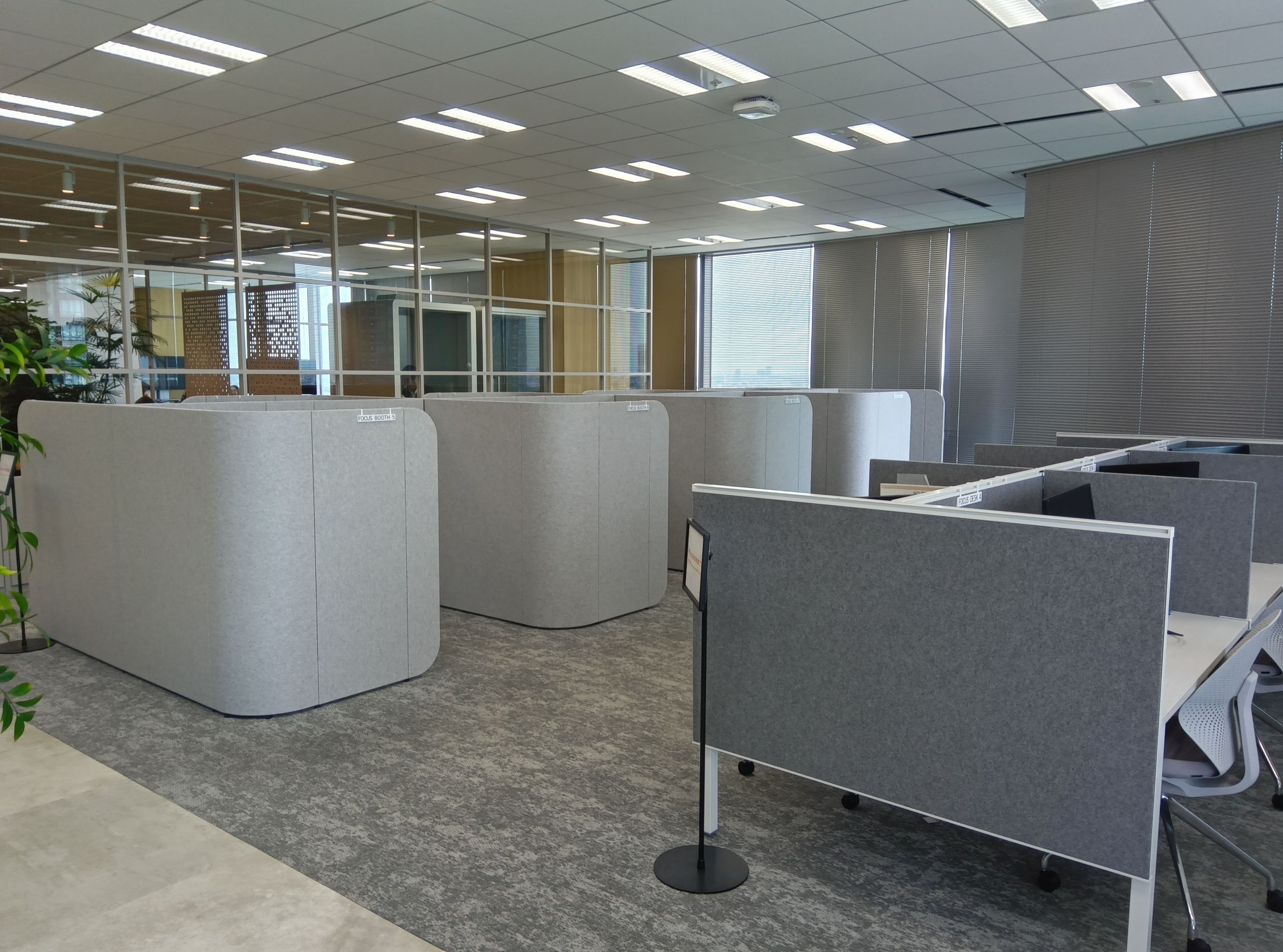 パーティションや個別ブースの設置