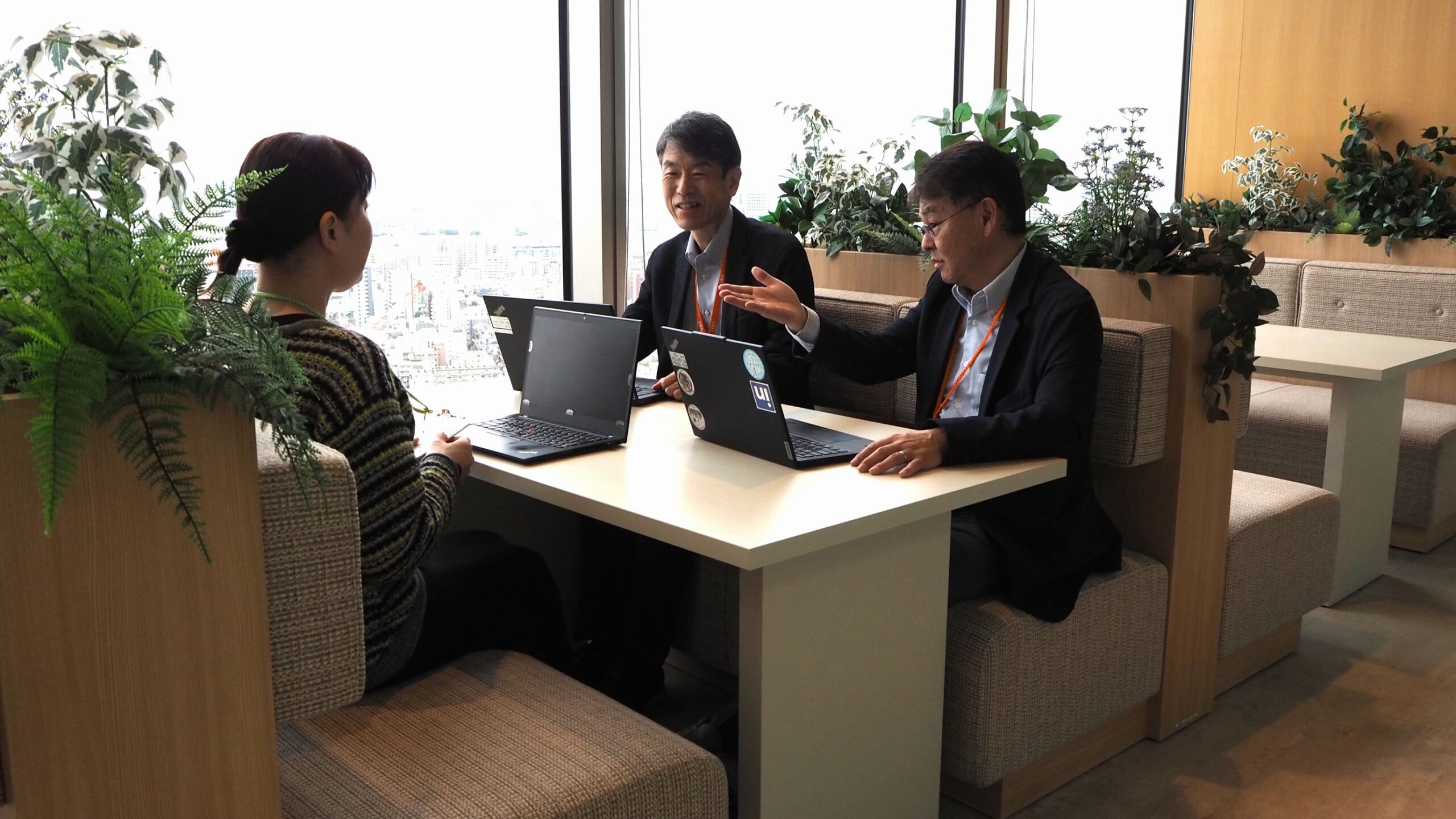 ミーティングをしながら、なごやかに談笑しているアクセシビリティ推進室の皆さん