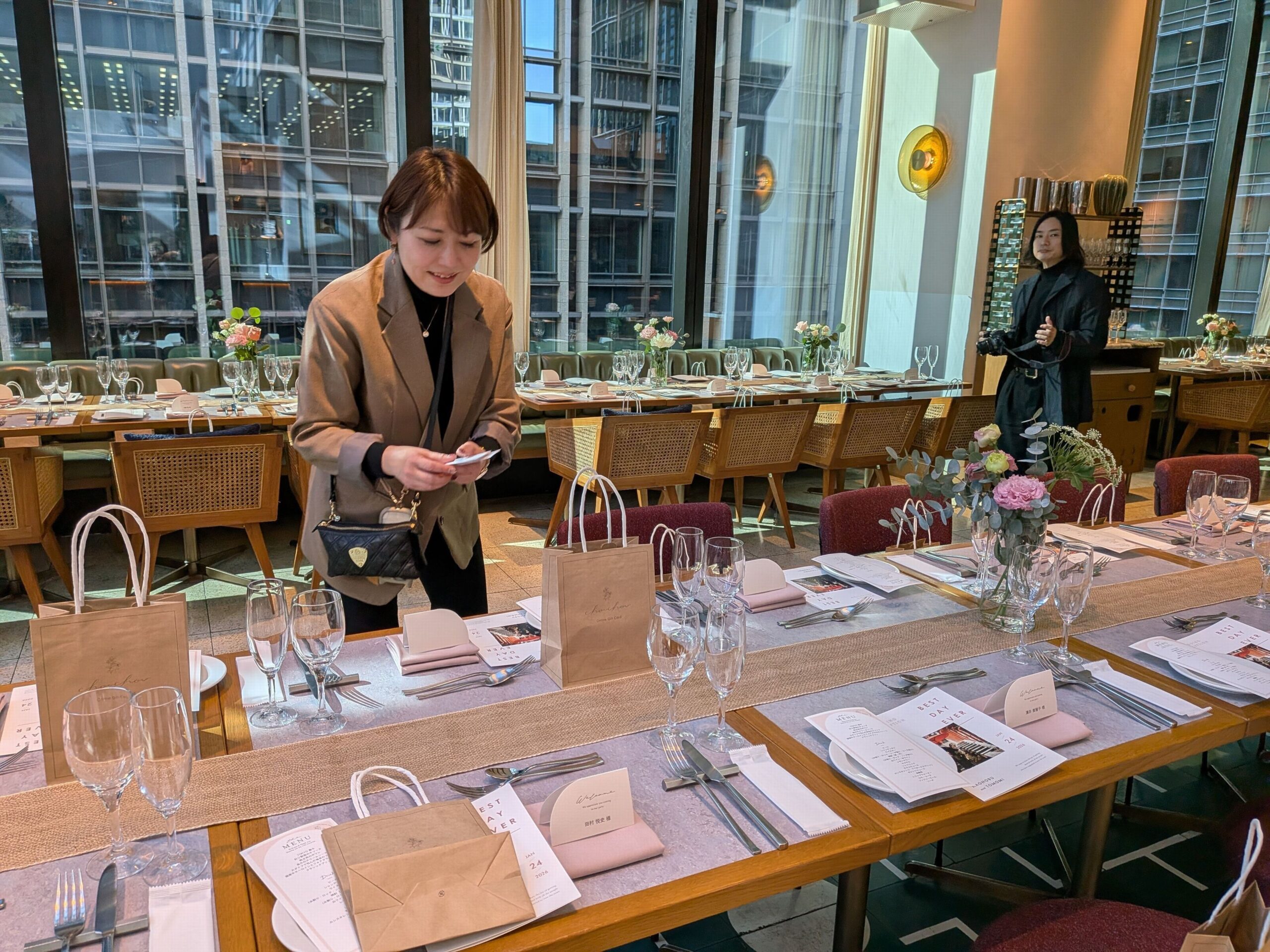 準備に余念なく、ゲストたちの席をチェック