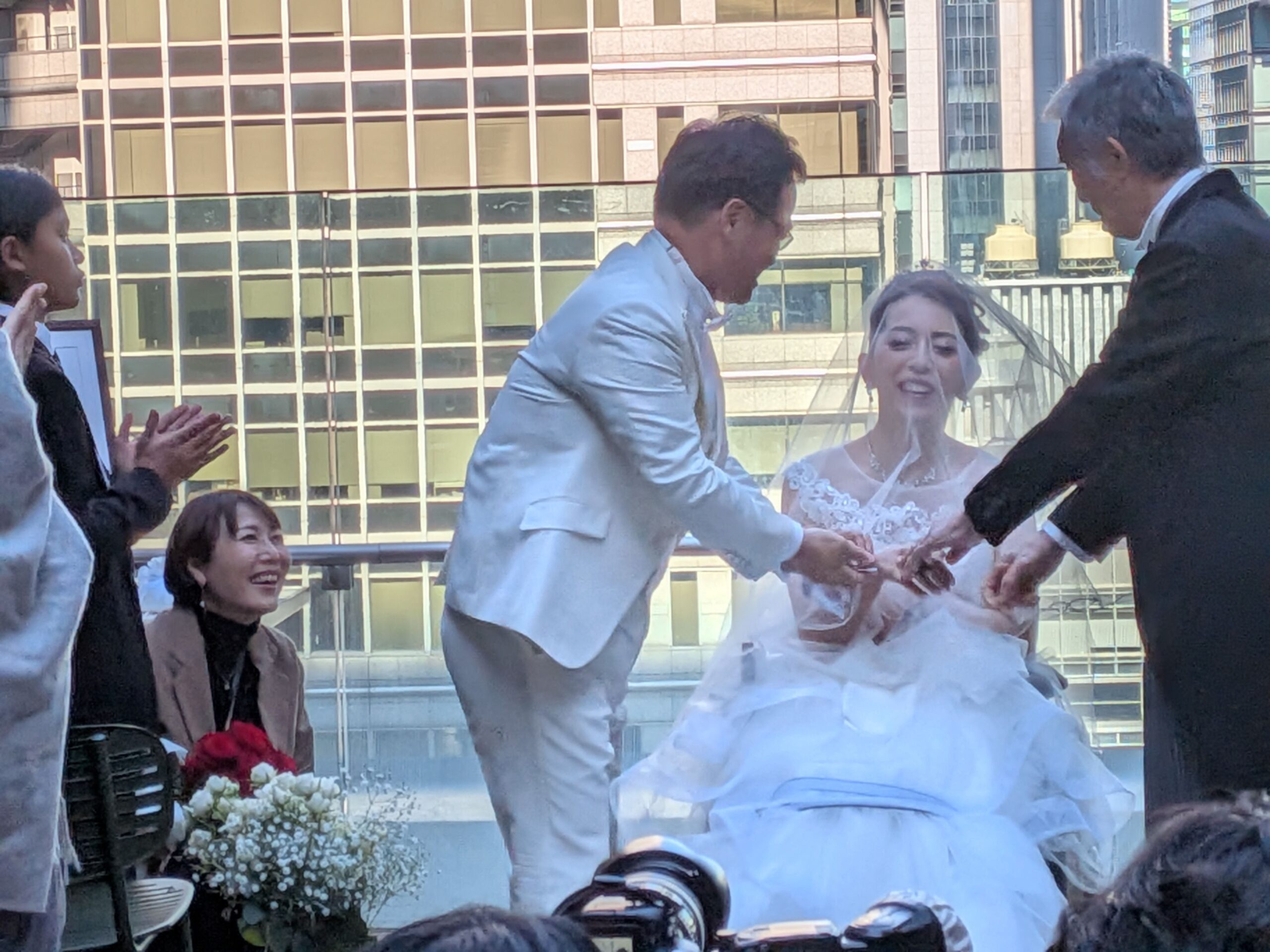 プランナー岩田さん(左)夫と父の間で幸せを誓う友美さん(右)