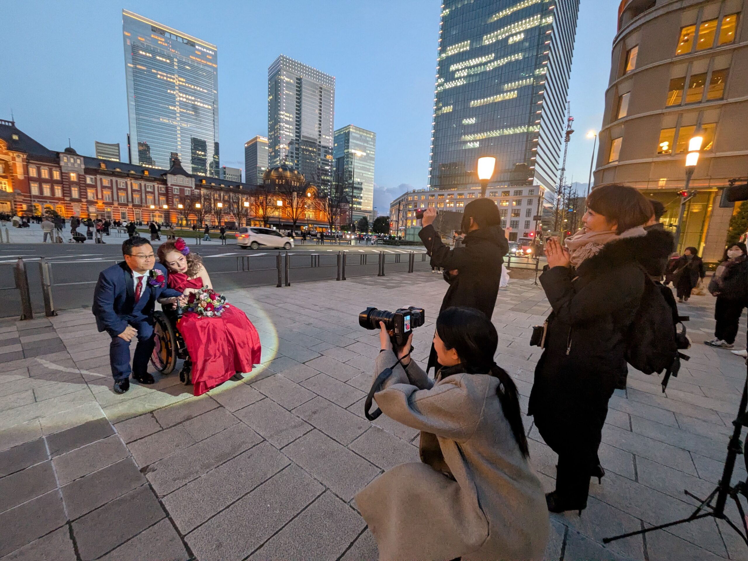 東京駅前でのフォトウェディング。岩田さんが最後まで温めていた計画が実現