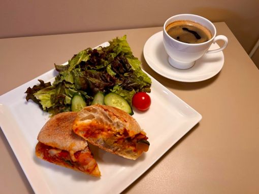 カフェメニューの一つ、具材たっぷりのパニーニ