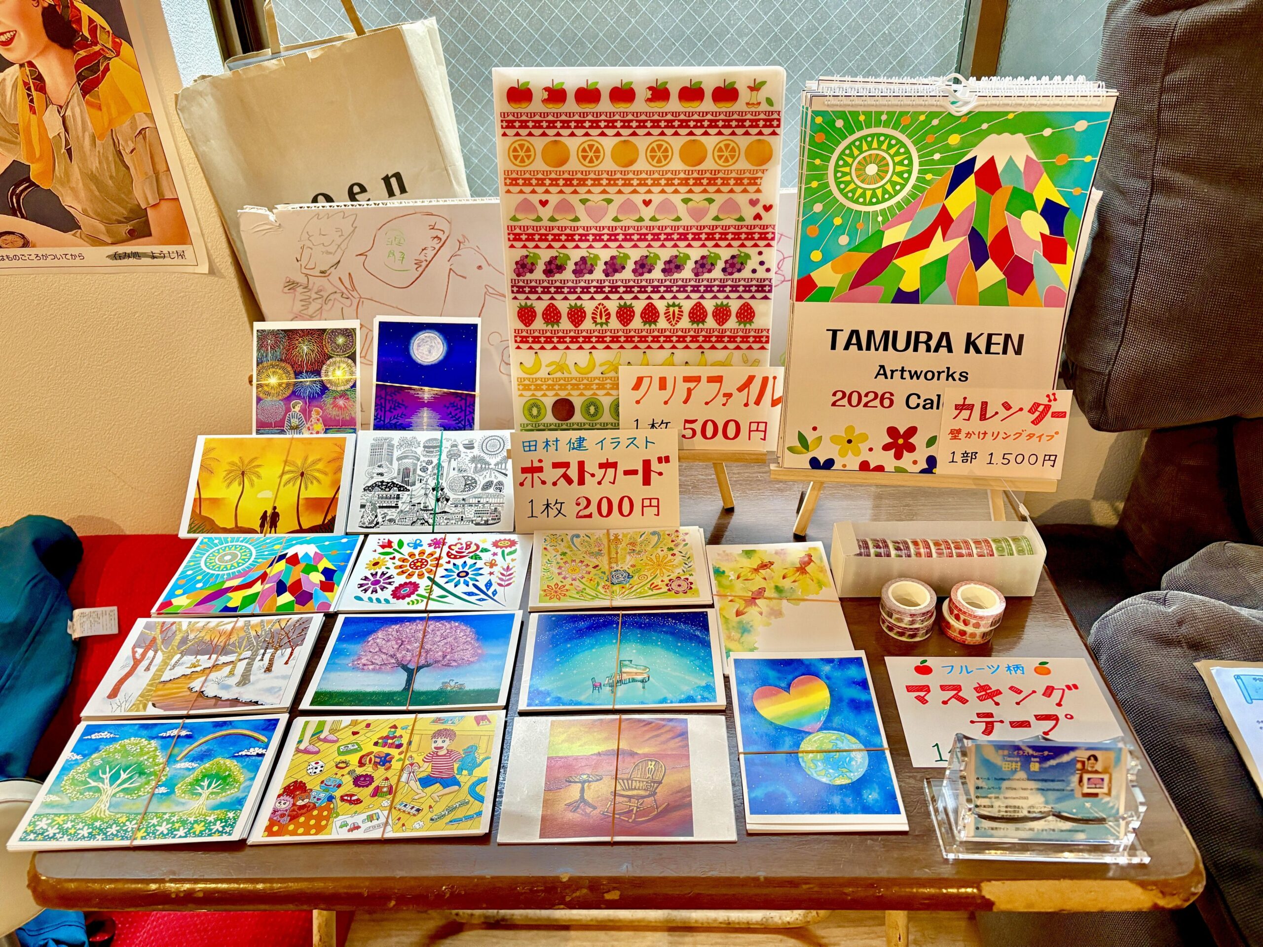 クリアファイルからカレンダーまで、グッズは多岐にわたる