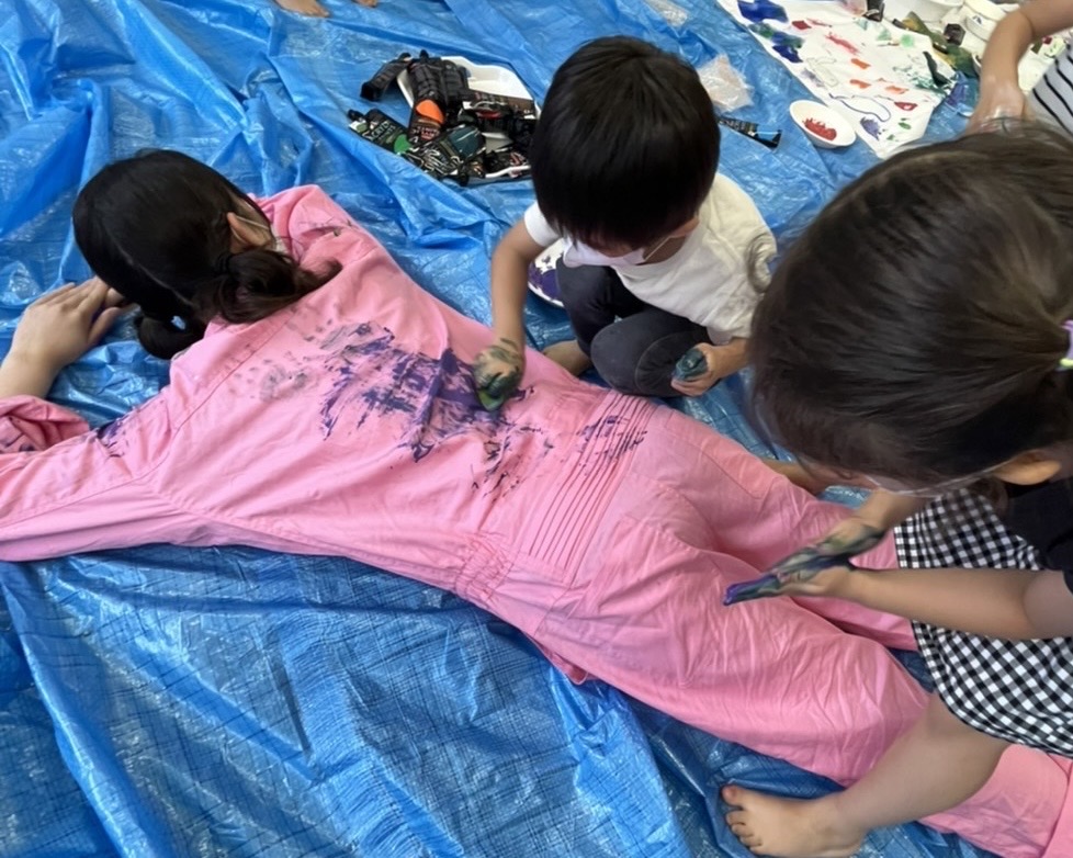 無償イベントでのフィンガーペインティング。「全身に描いていいよー!」と、すがさんのつなぎがそのままキャンバスになる。
