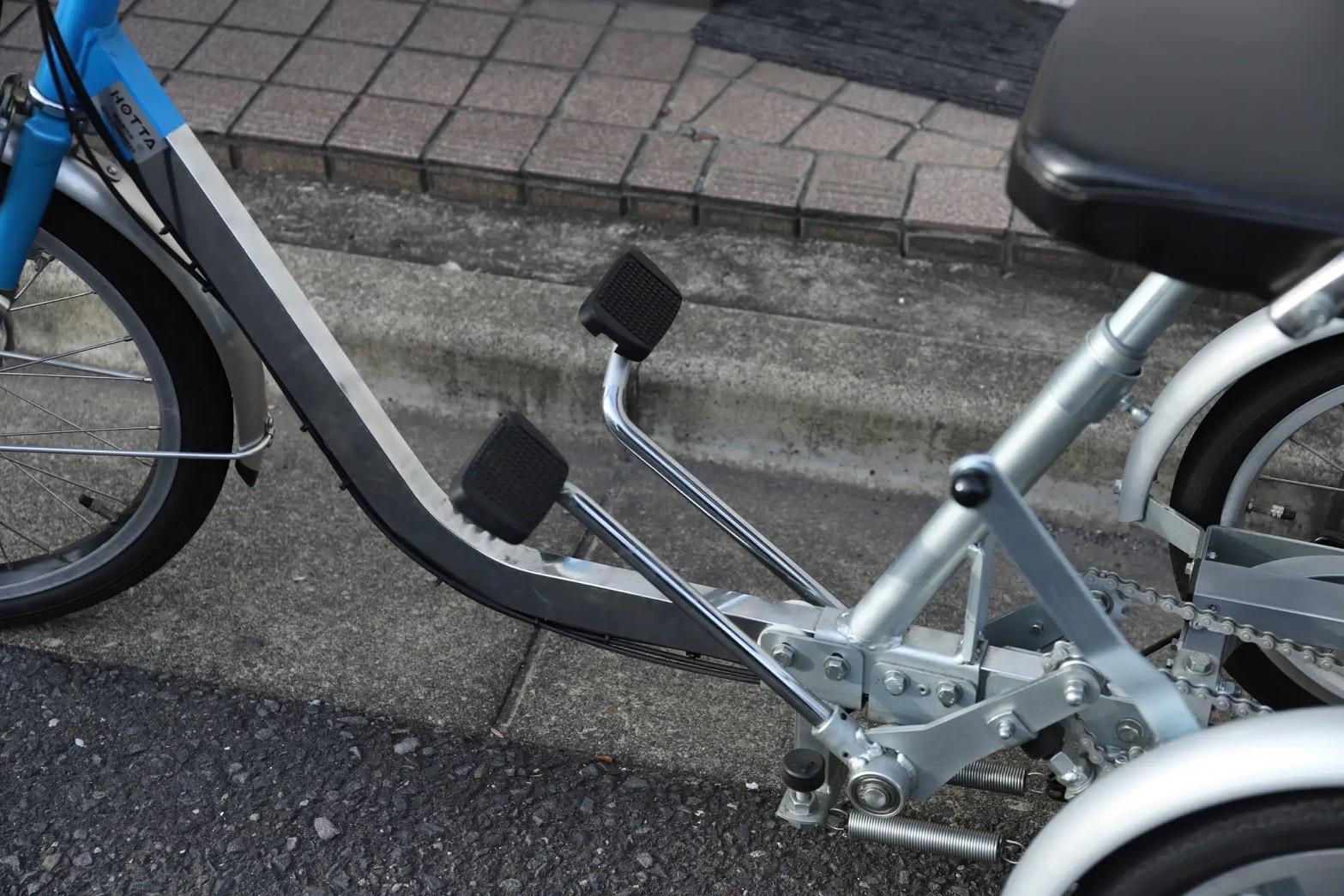 堀田さんの自転車は、どちらかのペダルを踏み込むだけでも前に進む仕組みだ