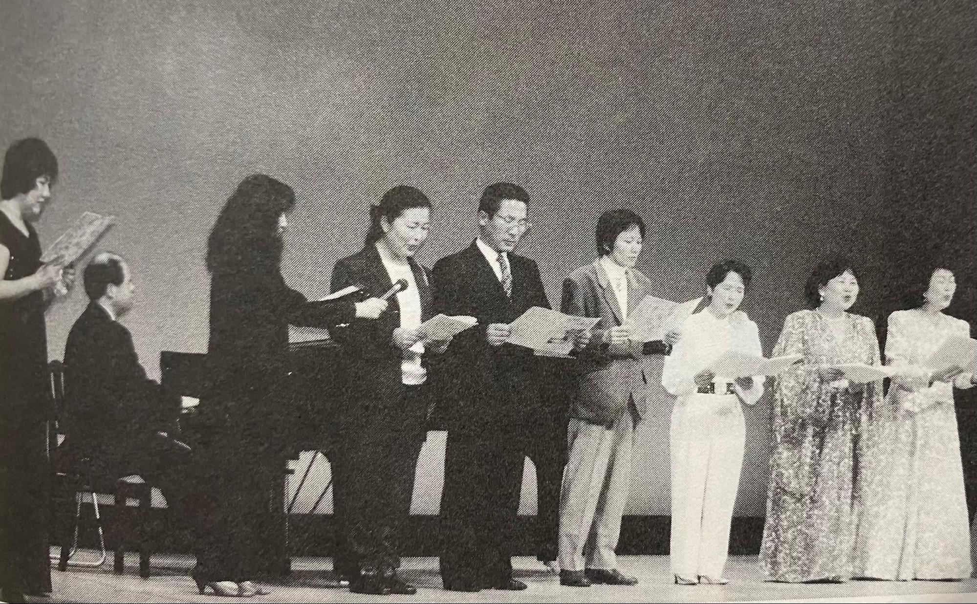 1991年に行われた堀田健一支援コンサート。真ん中のスーツの男性が堀田さん