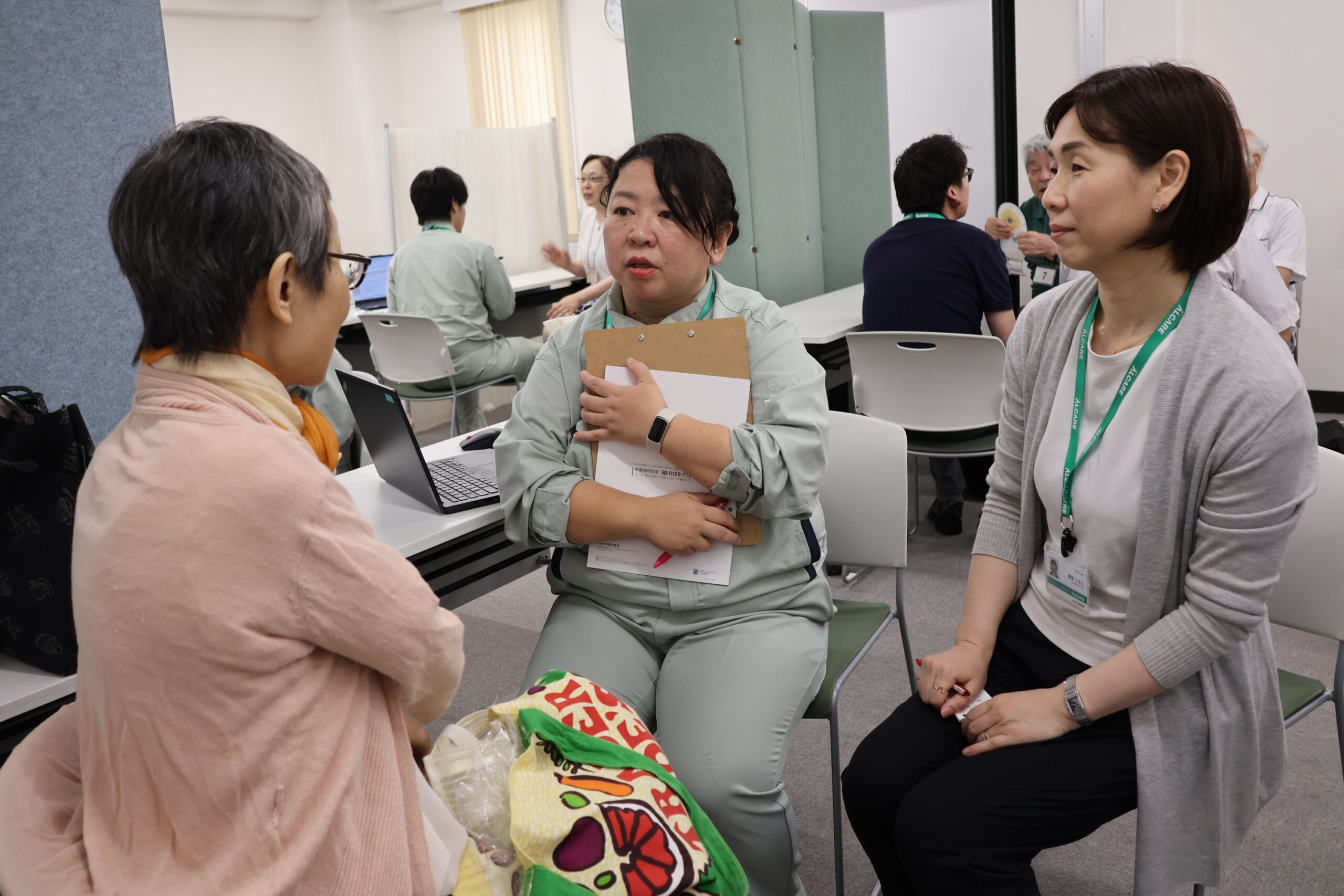 入浴後は別会場へ。開発者に質問や相談事を話す様子