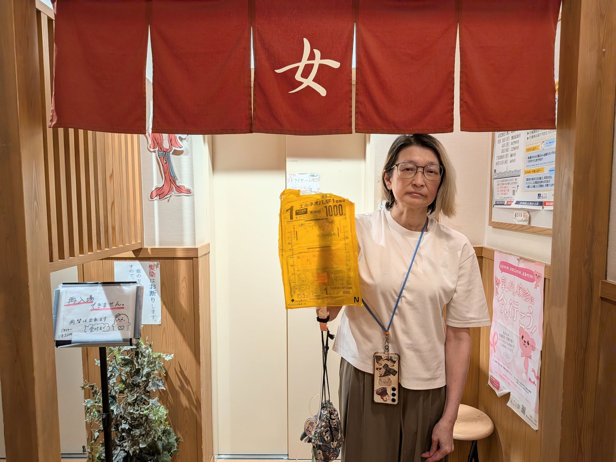 カテーテルから摂取する高カロリーの栄養液を見せてくださった安西さん
